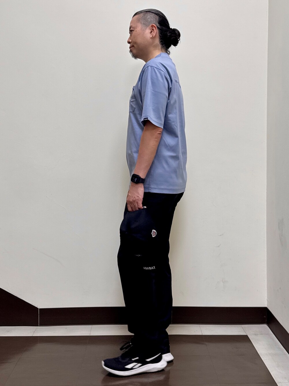 ブルー系のTシャツ/カットソー、ブラック系のその他パンツ、ブラック系のキャップを着用したメンズの夏コーディネートの4枚目の写真