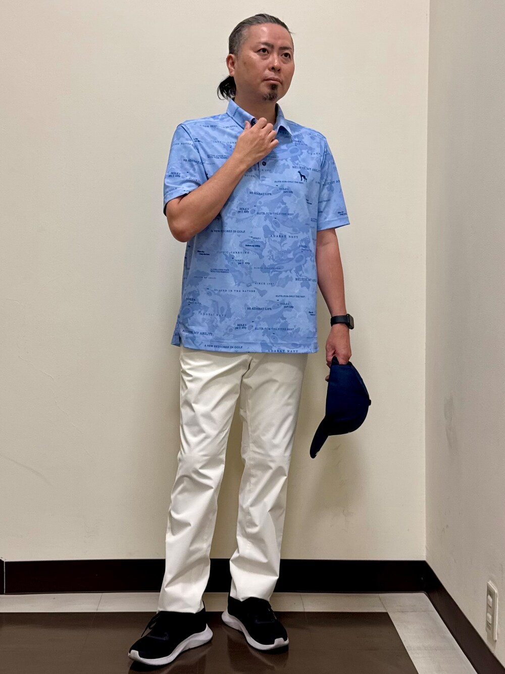 ブルー系のポロシャツ、ホワイト系のその他パンツ、ブルー系のキャップを着用したメンズの夏コーディネートの6枚目の写真