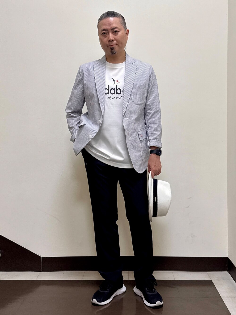 ホワイト系のTシャツ/カットソー、ブルー系のテーラードジャケット、ブラック系のその他パンツを着用したメンズの夏コーディネートの3枚目の写真