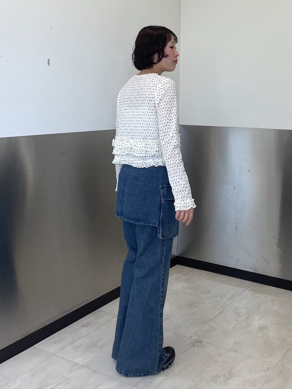 ホワイト系のTシャツ/カットソー、ブルー系のデニムパンツを着用したレディースの春コーディネートの2枚目の写真
