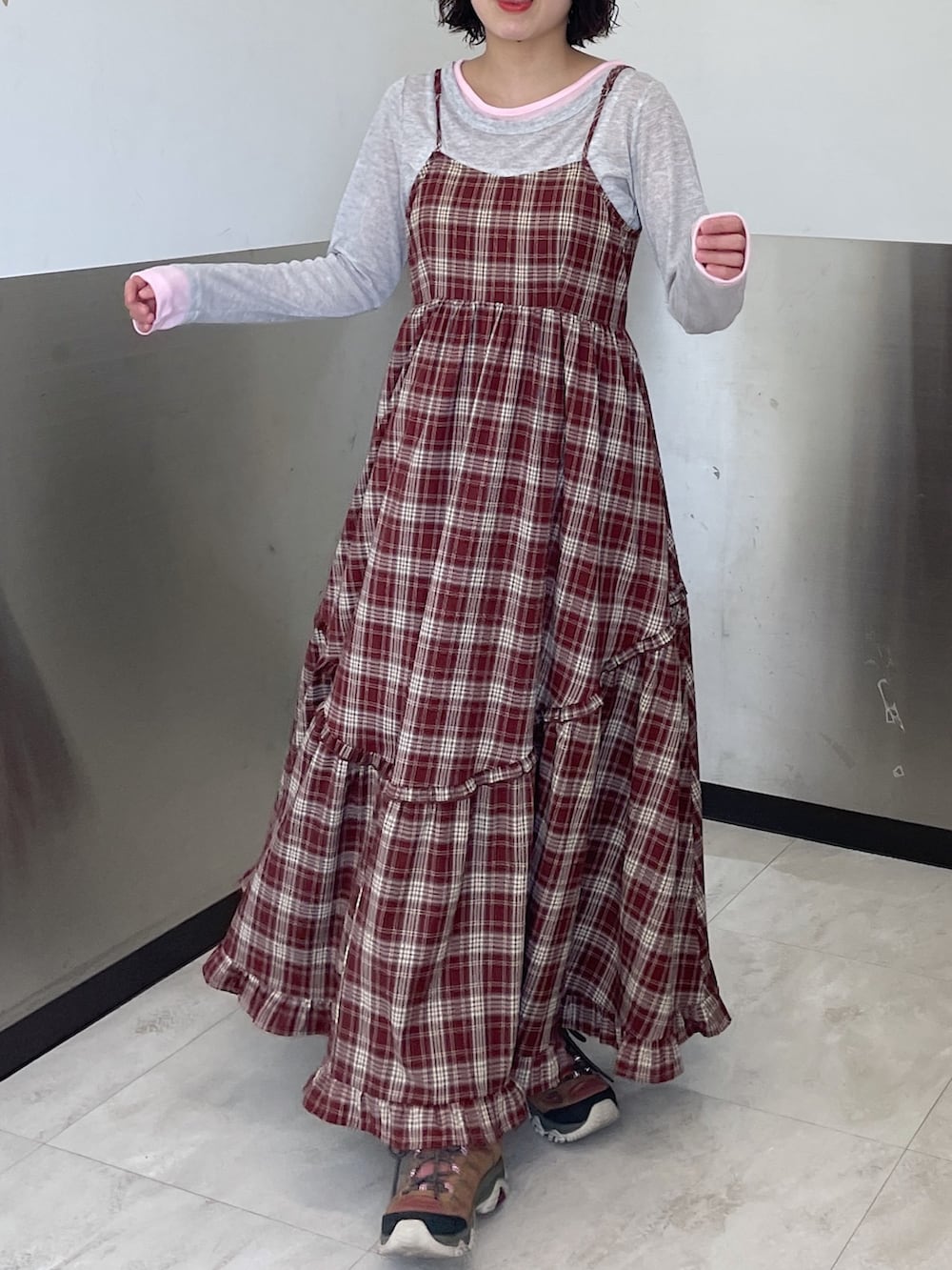 グレー系のTシャツ/カットソー、レッド系のワンピースを着用したレディースの春コーディネートの5枚目の写真