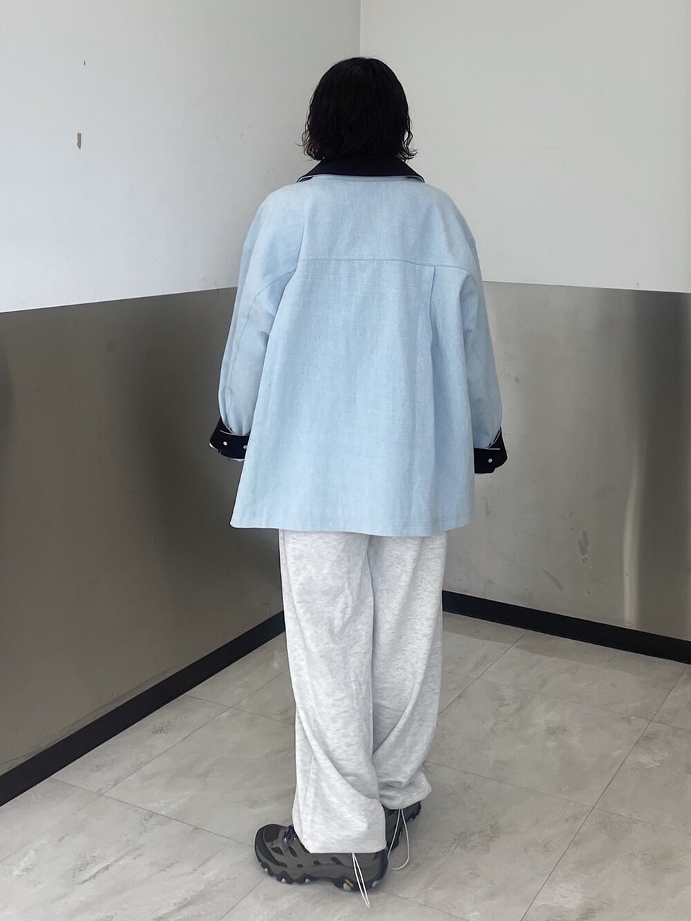 ブルー系のブルゾン、ホワイト系のTシャツ/カットソー、ホワイト系のその他パンツを着用したレディースの春コーディネートの4枚目の写真