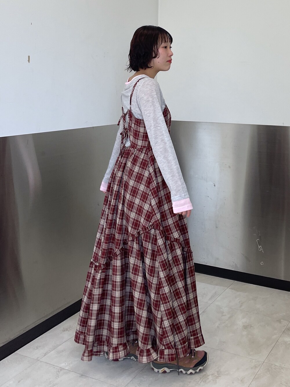 グレー系のTシャツ/カットソー、レッド系のワンピースを着用したレディースの春コーディネートの2枚目の写真