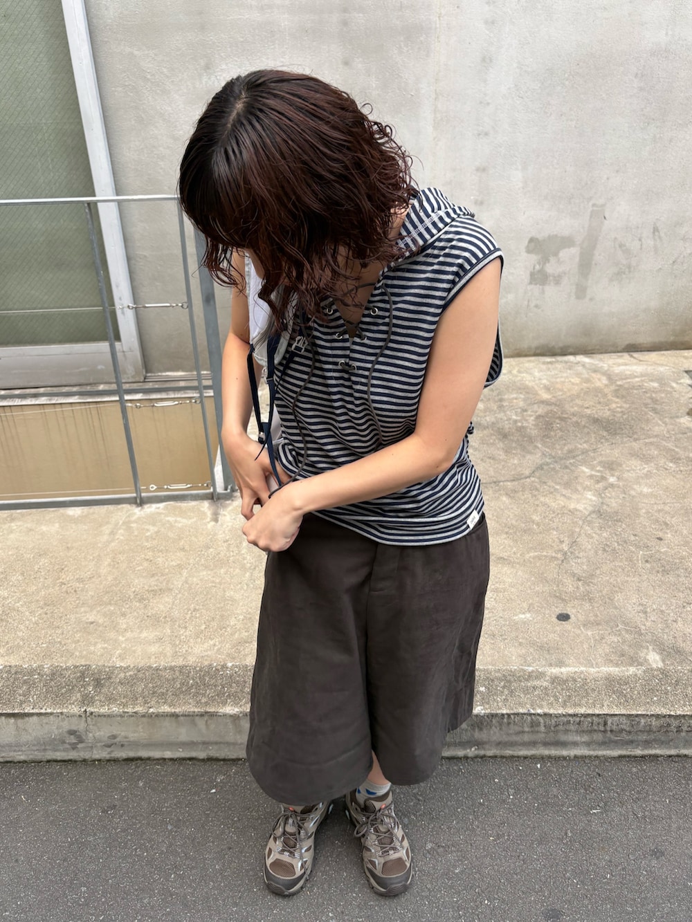 ブルー系のその他トップス、ブラック系のその他パンツ、ホワイト系のトートバッグを着用したレディースの夏コーディネートの2枚目の写真