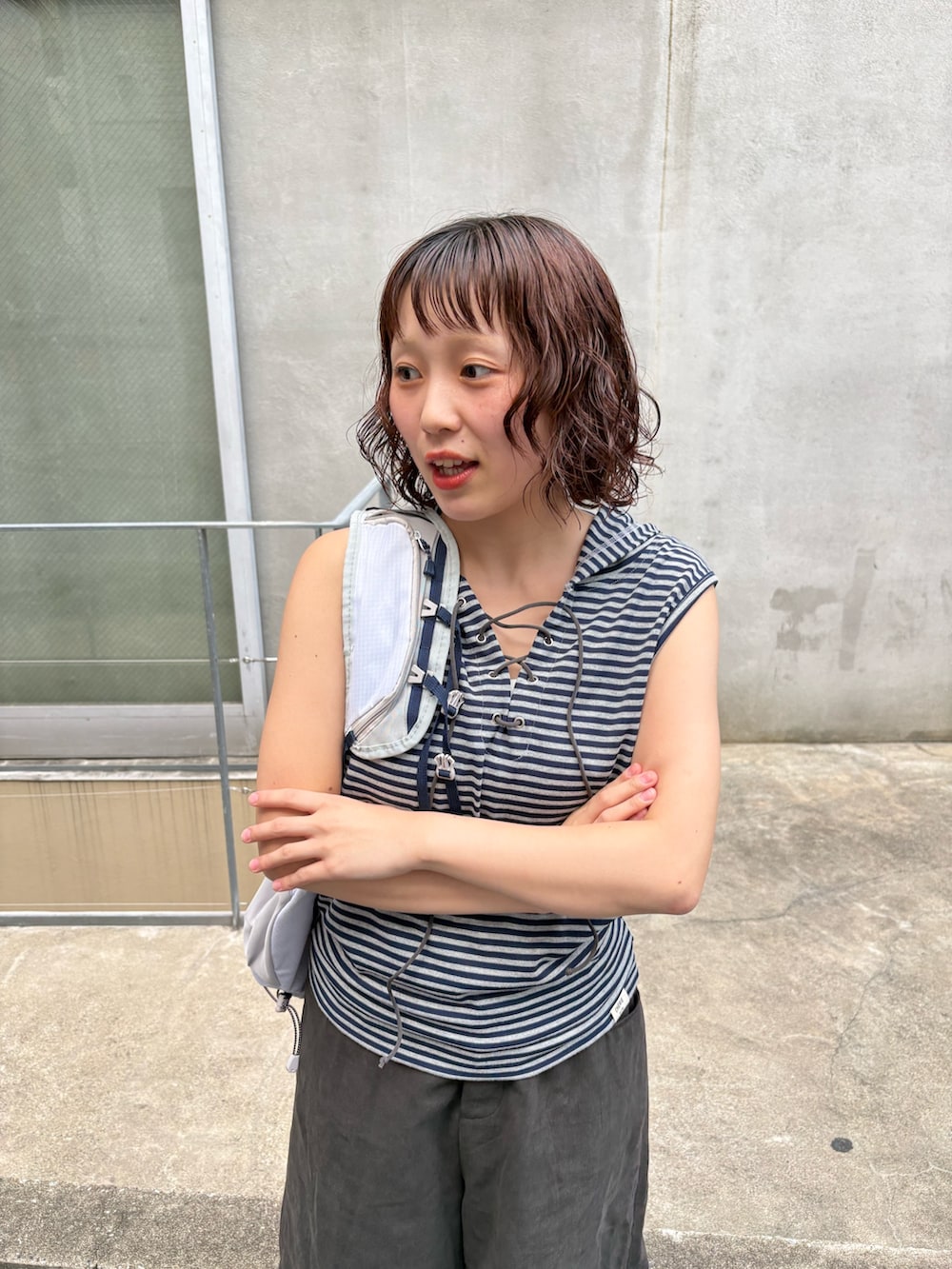 ブルー系のその他トップス、ブラック系のその他パンツ、ホワイト系のトートバッグを着用したレディースの夏コーディネートの3枚目の写真