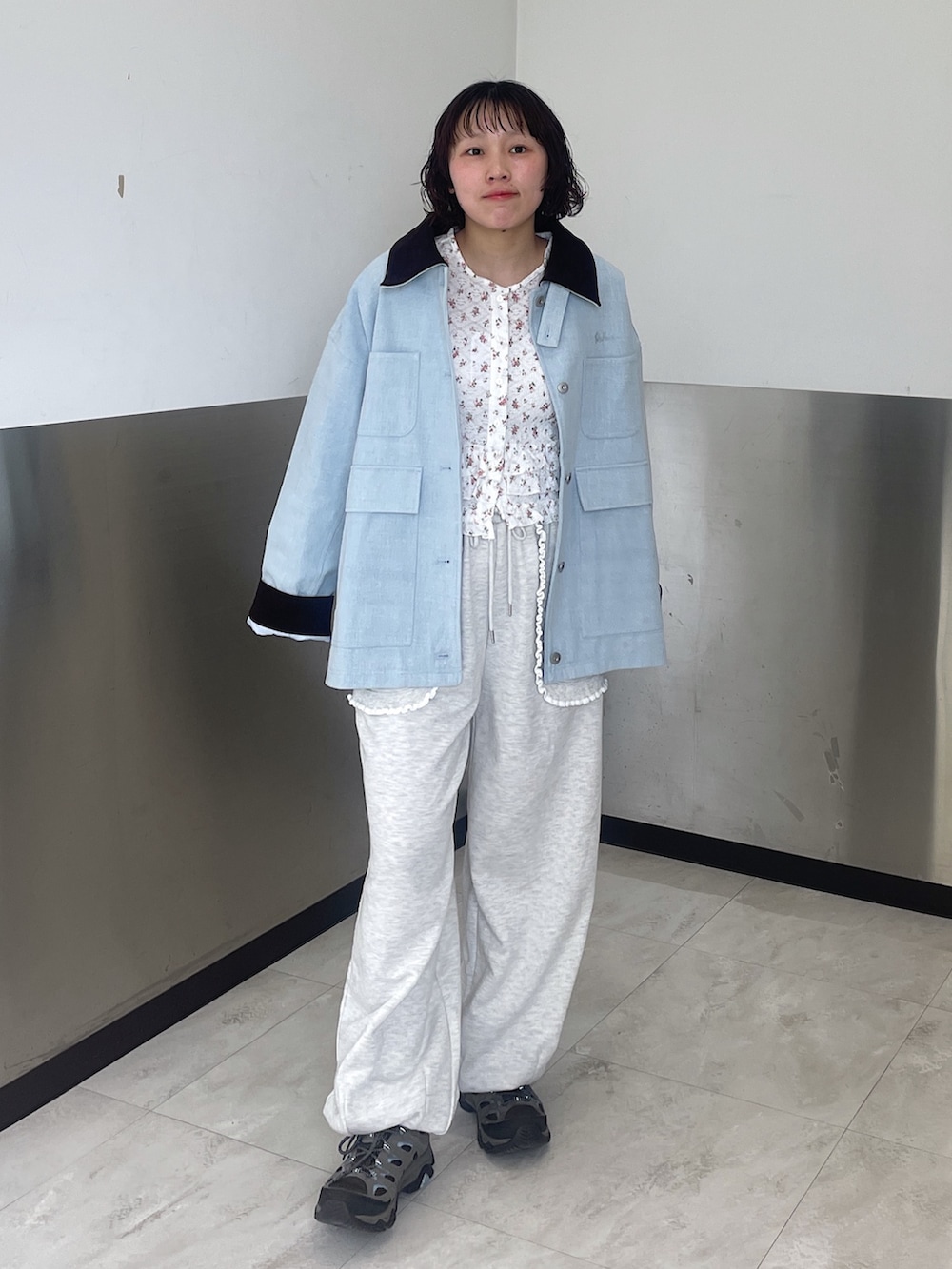 ブルー系のブルゾン、ホワイト系のTシャツ/カットソー、ホワイト系のその他パンツを着用したレディースの春コーディネートの2枚目の写真