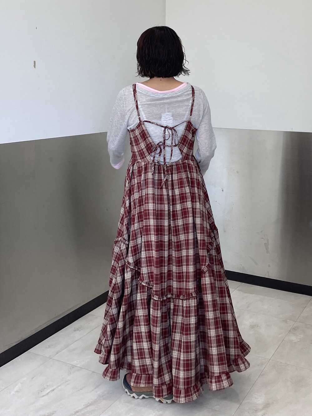 グレー系のTシャツ/カットソー、レッド系のワンピースを着用したレディースの春コーディネートの3枚目の写真