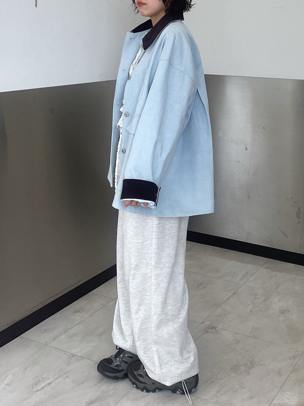 ブルー系のブルゾン、ホワイト系のTシャツ/カットソー、ホワイト系のその他パンツを着用したレディースの春コーディネートの5枚目の写真