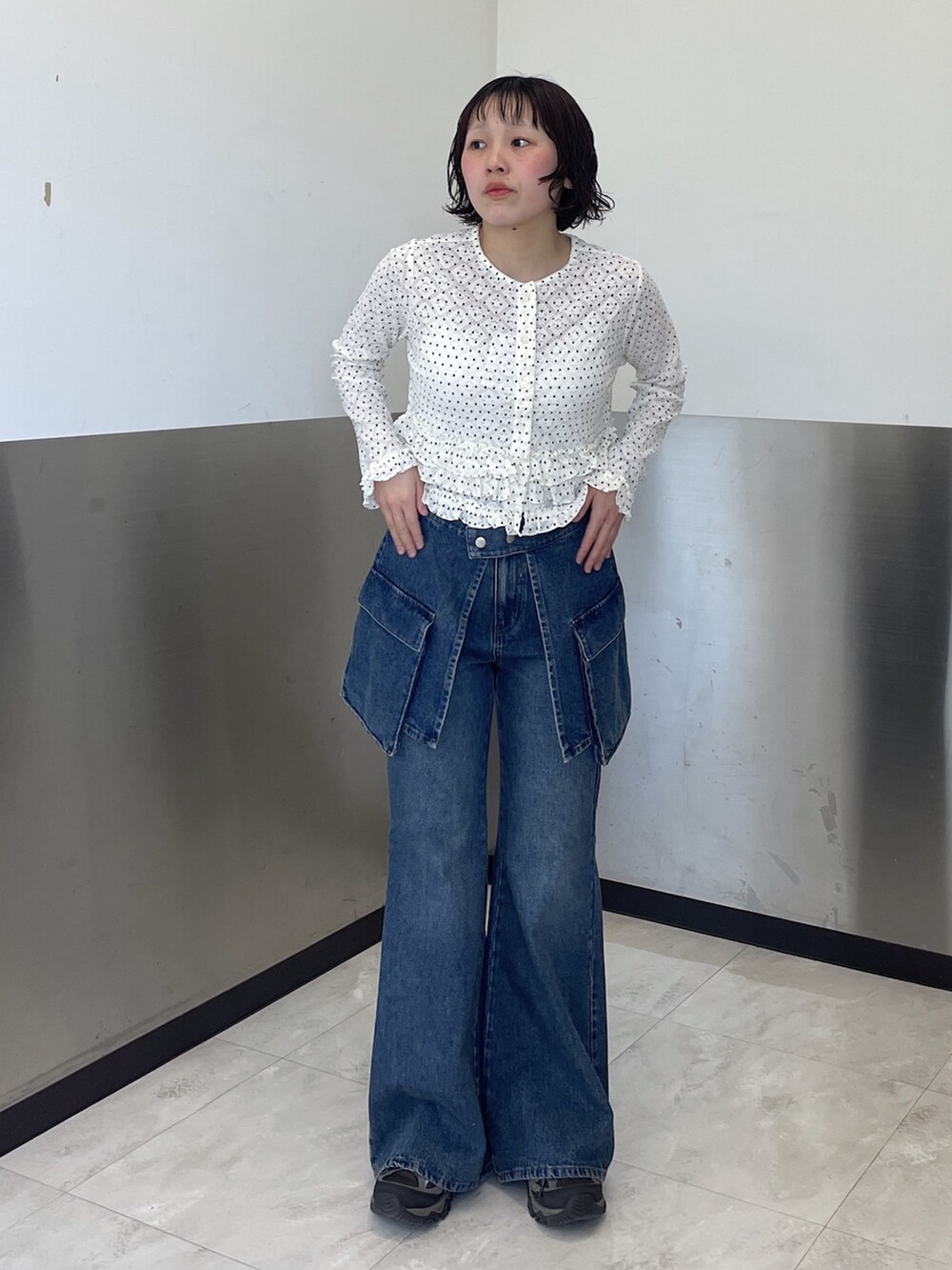 ホワイト系のTシャツ/カットソー、ブルー系のデニムパンツを着用したレディースの春コーディネートの3枚目の写真