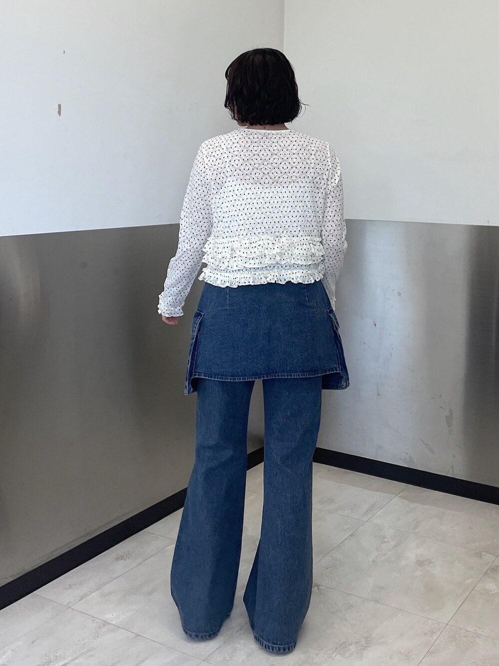 ホワイト系のTシャツ/カットソー、ブルー系のデニムパンツを着用したレディースの春コーディネートの4枚目の写真