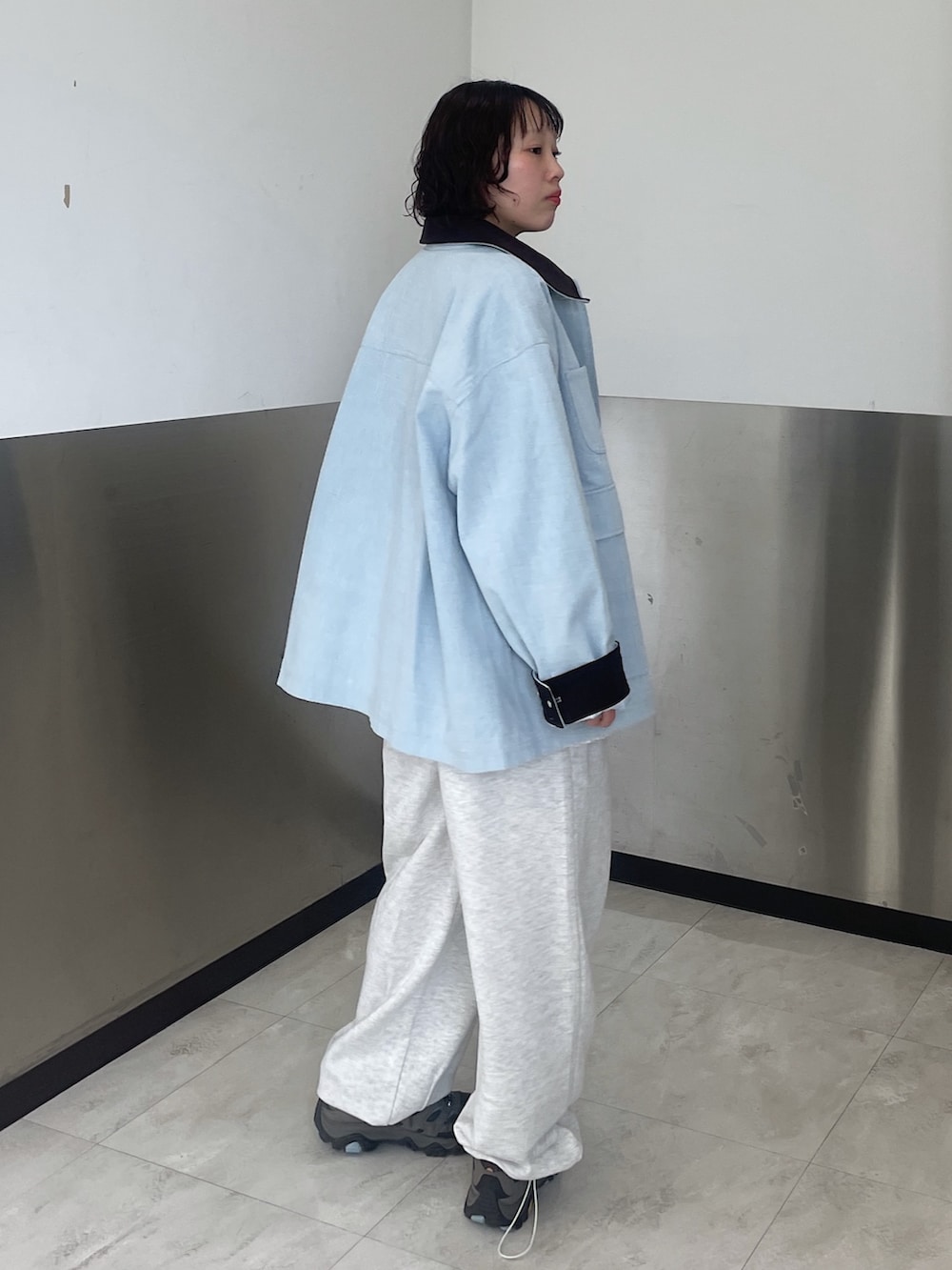 ブルー系のブルゾン、ホワイト系のTシャツ/カットソー、ホワイト系のその他パンツを着用したレディースの春コーディネートの3枚目の写真