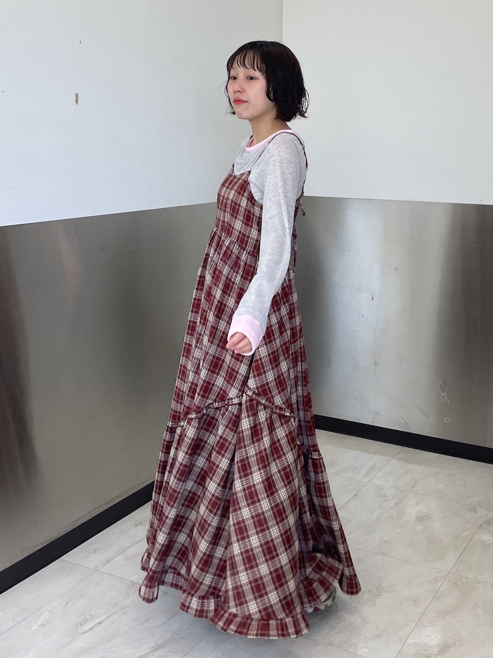 グレー系のTシャツ/カットソー、レッド系のワンピースを着用したレディースの春コーディネートの4枚目の写真