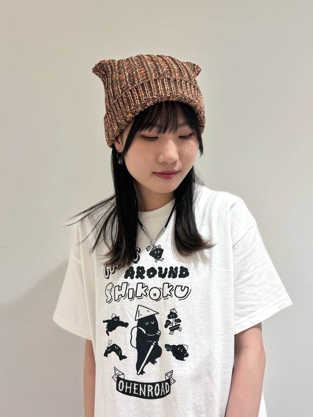 シルバー系のワンピース/ドレス、ブラック系のデニムパンツ、ベージュ系のスニーカーを着用したレディースの夏コーディネートの2枚目の写真