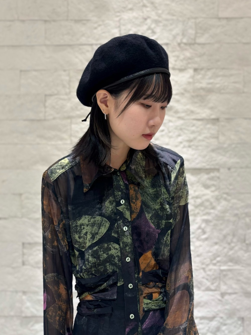 ブラック系のシャツ/ブラウス、ブルー系のデニムパンツ、グレー系のスニーカーを着用したレディースの秋コーディネートの3枚目の写真