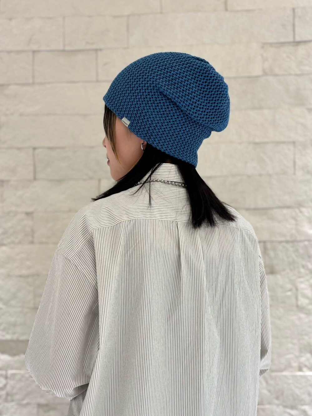 ホワイト系のシャツ/ブラウス、ブラック系のデニムスカート、グレー系のスニーカーを着用したレディースの春コーディネートの4枚目の写真