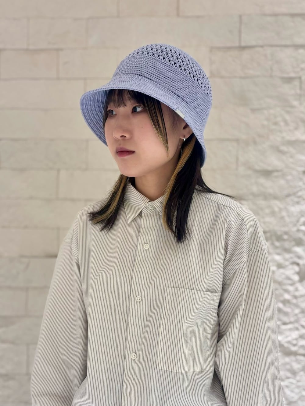 ホワイト系のシャツ/ブラウス、グレー系のスカート、ブラック系のシューズを着用したレディースの夏コーディネートの2枚目の写真