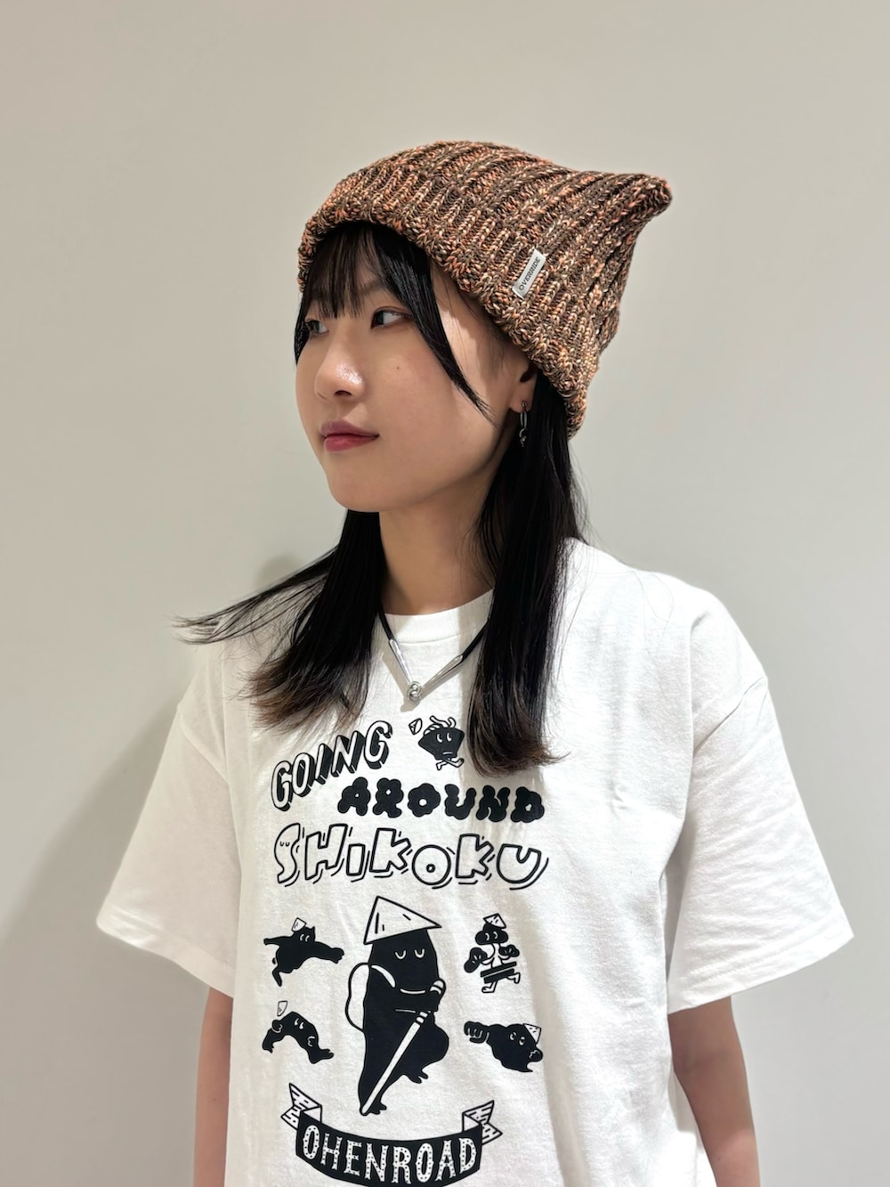 シルバー系のワンピース/ドレス、ブラック系のデニムパンツ、ベージュ系のスニーカーを着用したレディースの夏コーディネートの5枚目の写真