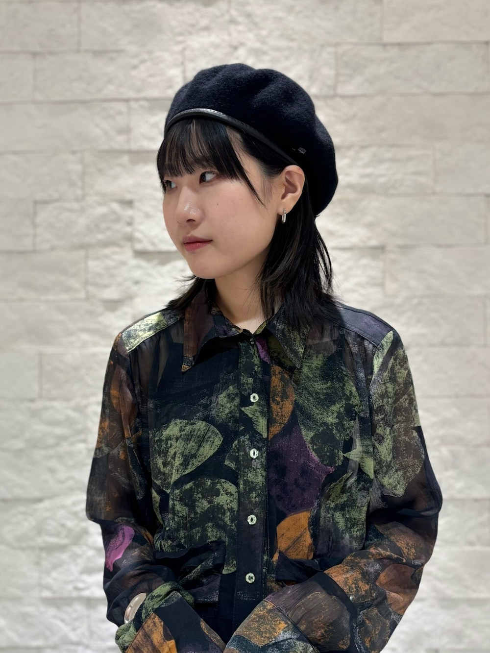 ブラック系のシャツ/ブラウス、ブルー系のデニムパンツ、グレー系のスニーカーを着用したレディースの秋コーディネートの2枚目の写真