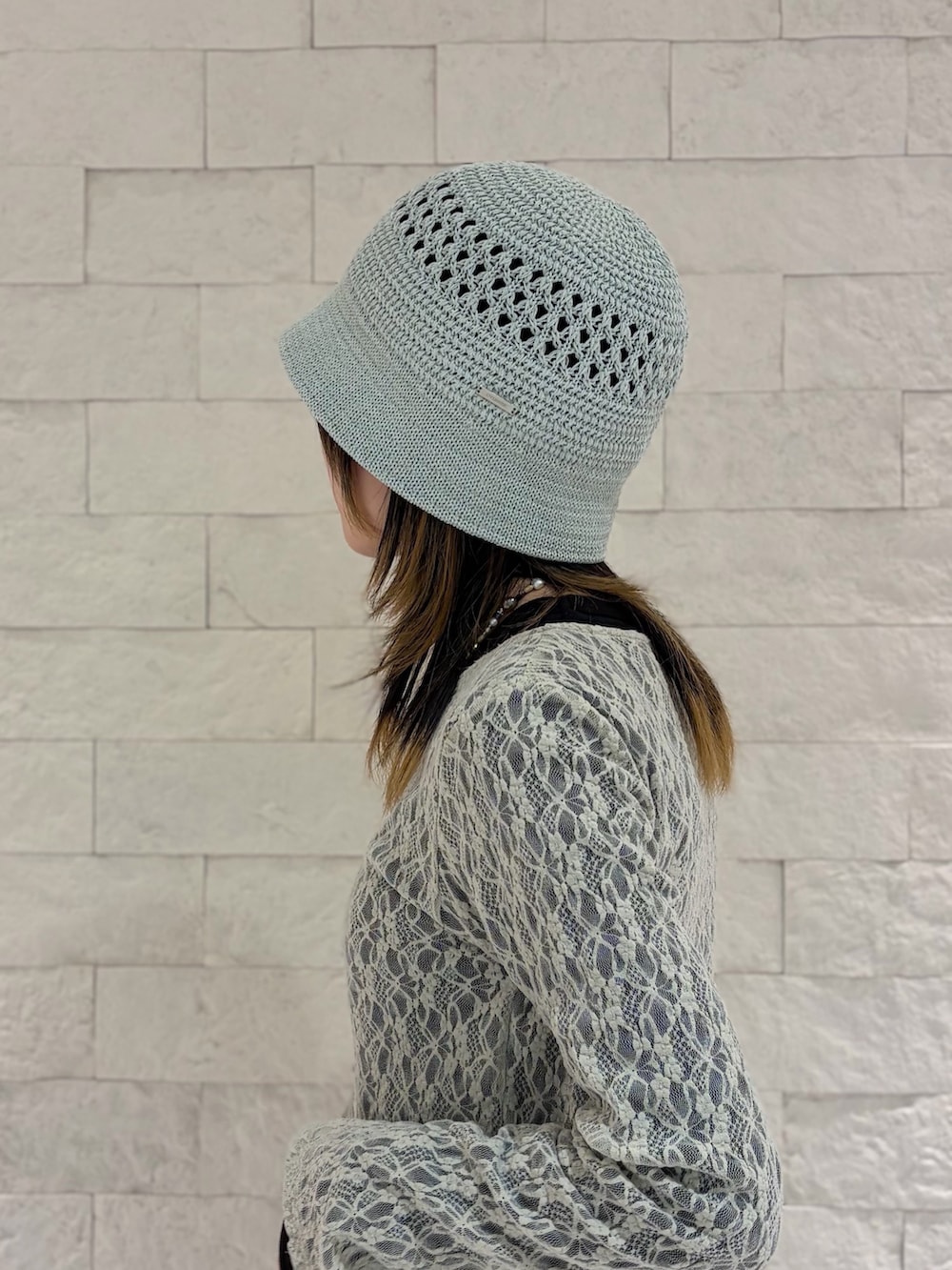 ベージュ系のカーディガン/ボレロ、ブルー系のデニムパンツ、ブラック系のスニーカーを着用したレディースの春コーディネートの4枚目の写真