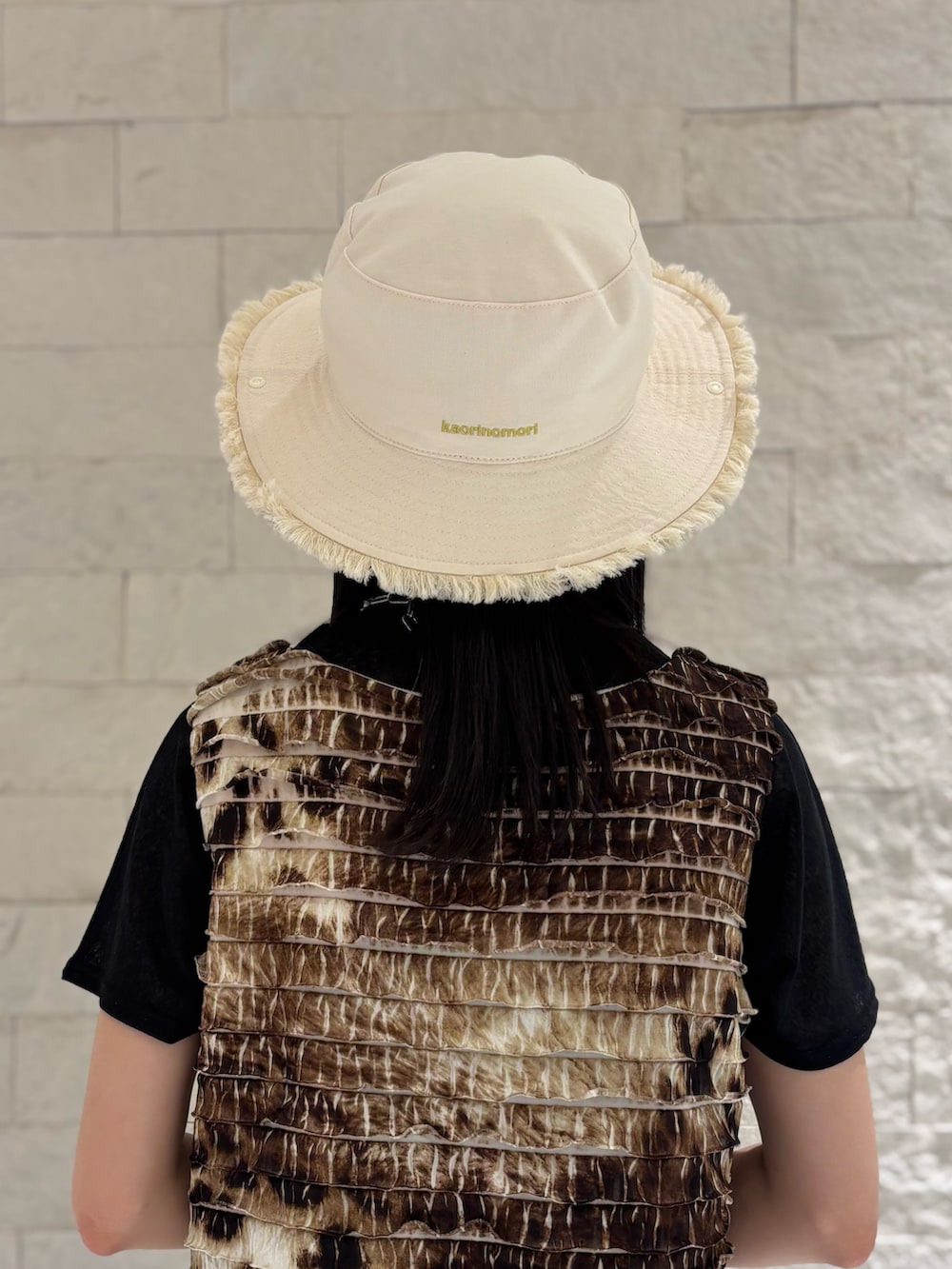 ブラウン系のキャミソール、グレー系のスラックス、ベージュ系のスニーカーを着用したレディースの夏コーディネートの6枚目の写真