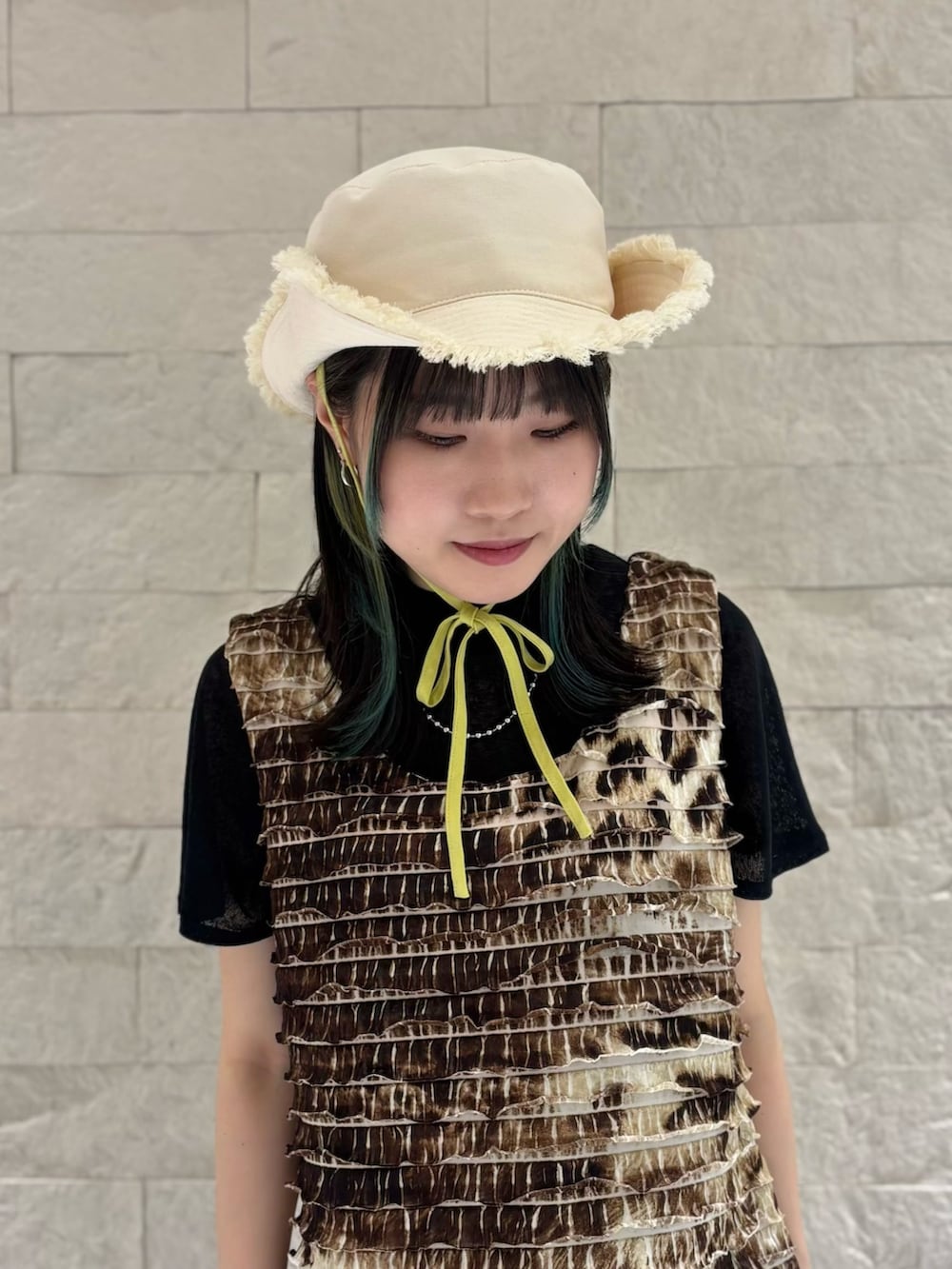 ブラウン系のキャミソール、グレー系のスラックス、ベージュ系のスニーカーを着用したレディースの夏コーディネートの2枚目の写真