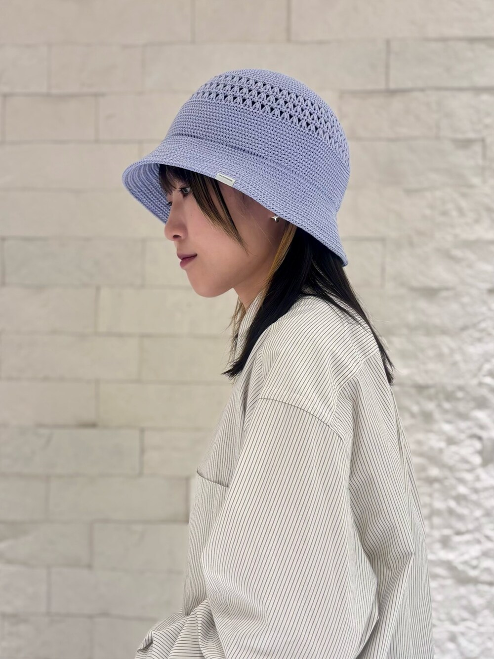 ホワイト系のシャツ/ブラウス、グレー系のスカート、ブラック系のシューズを着用したレディースの夏コーディネートの5枚目の写真