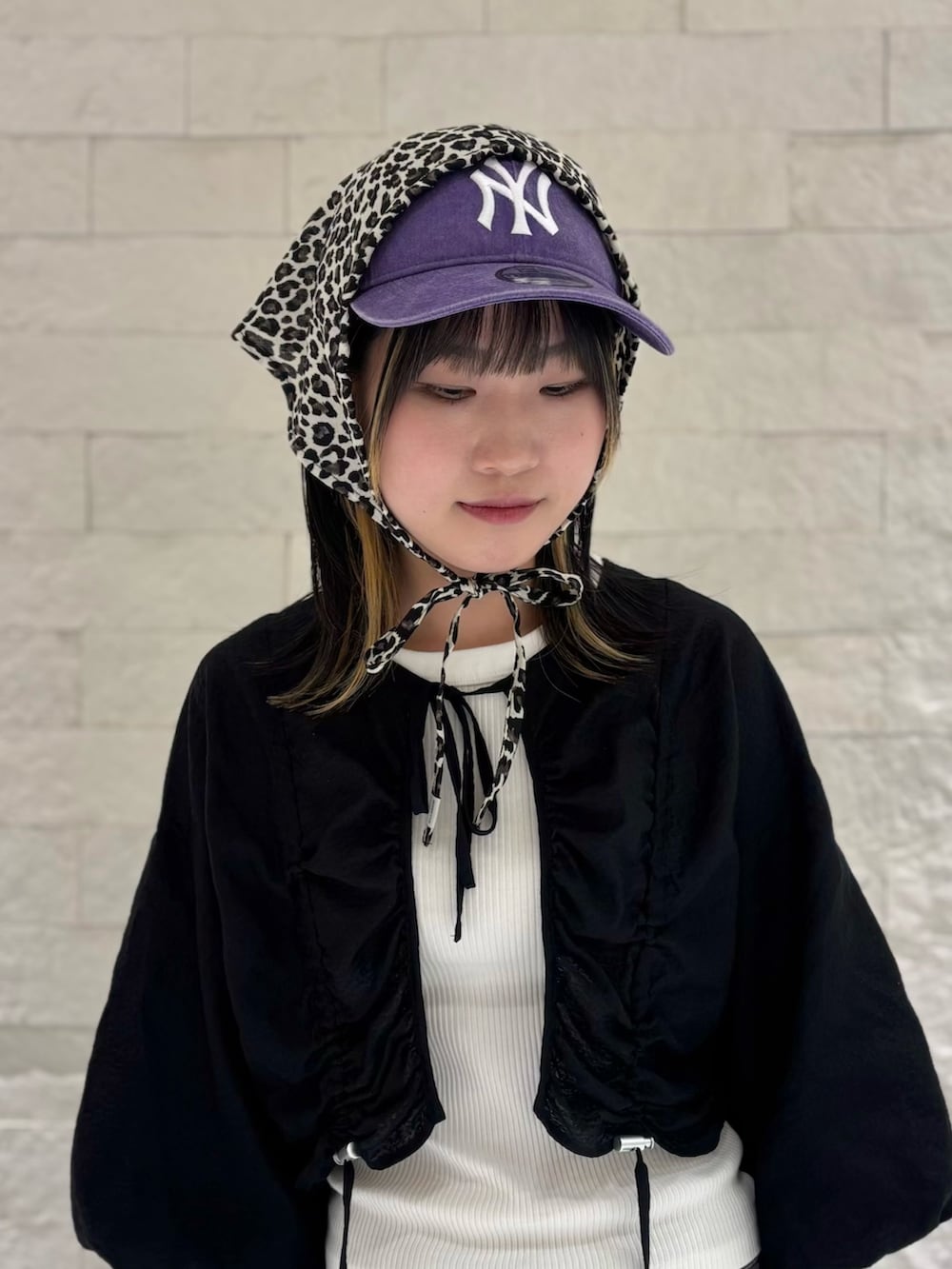 ブラック系のカーディガン/ボレロ、ブラック系のスニーカー、ブルー系のデニムパンツを着用したレディースの夏コーディネートの2枚目の写真