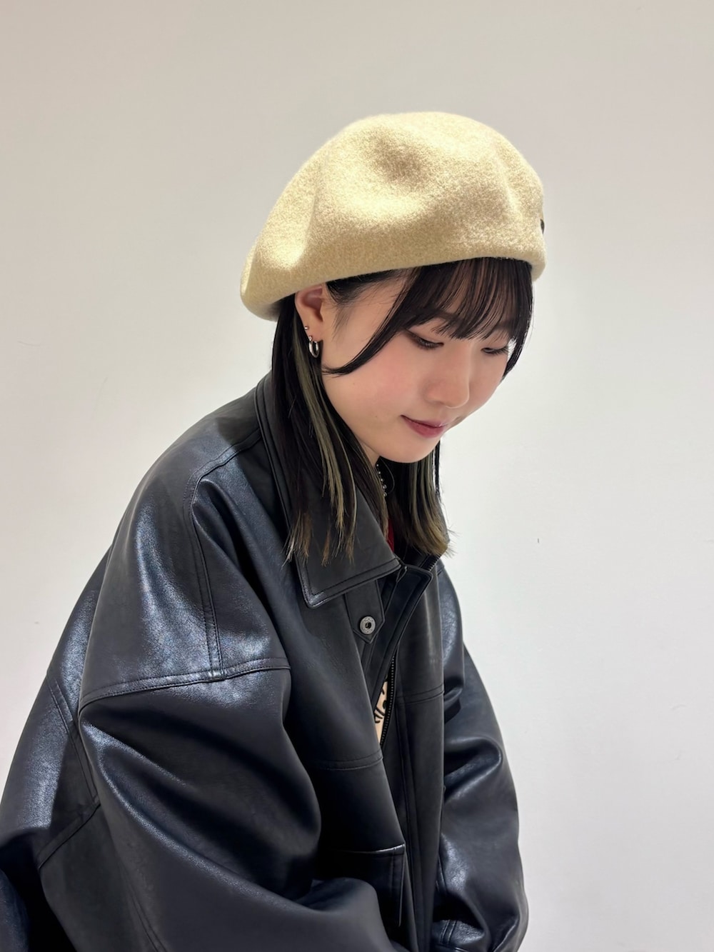 ブラック系のジャケット/アウター、レッド系のスカート、ブラック系のスニーカーを着用したレディースの冬コーディネートの4枚目の写真