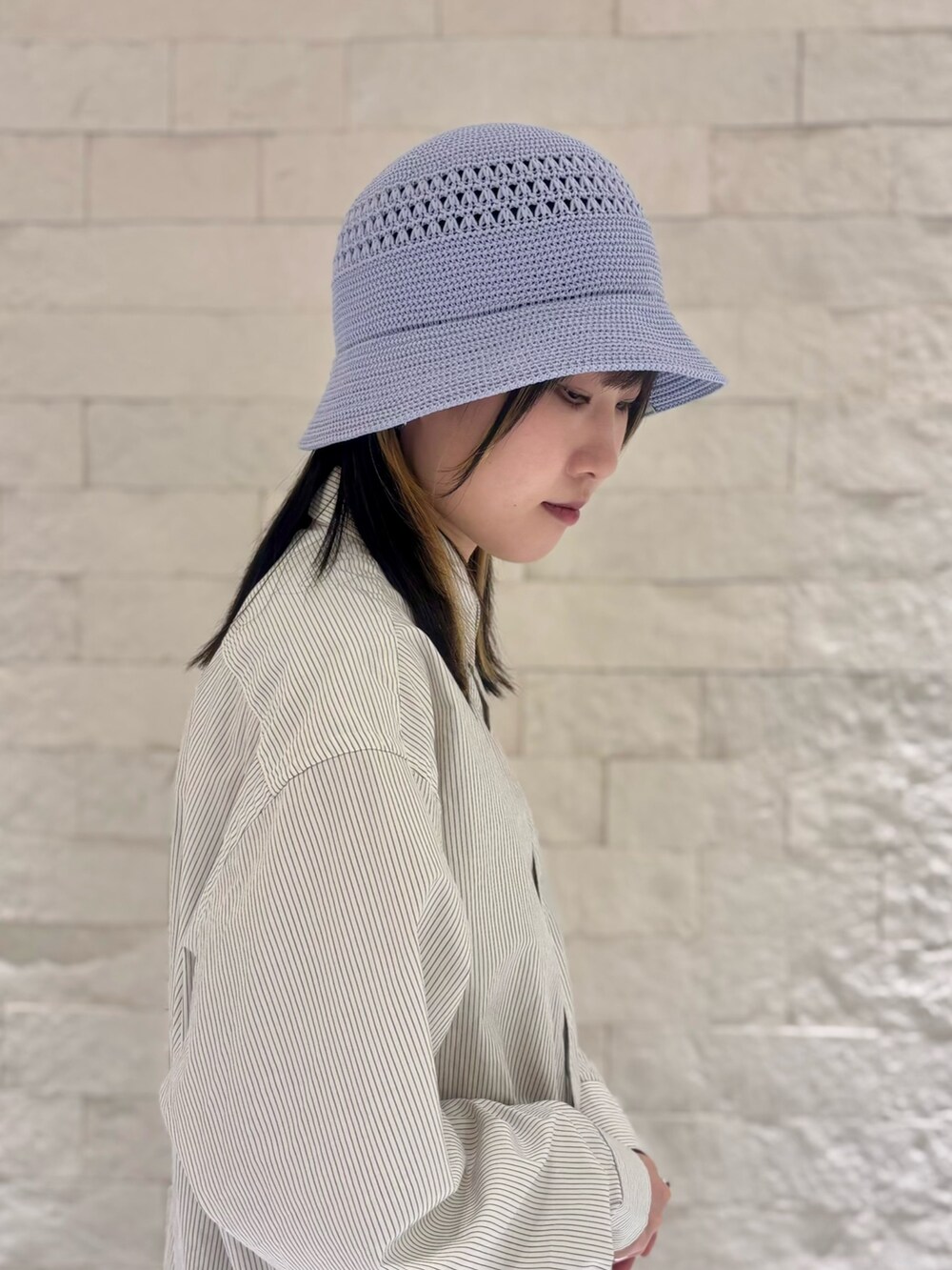 ホワイト系のシャツ/ブラウス、グレー系のスカート、ブラック系のシューズを着用したレディースの夏コーディネートの3枚目の写真