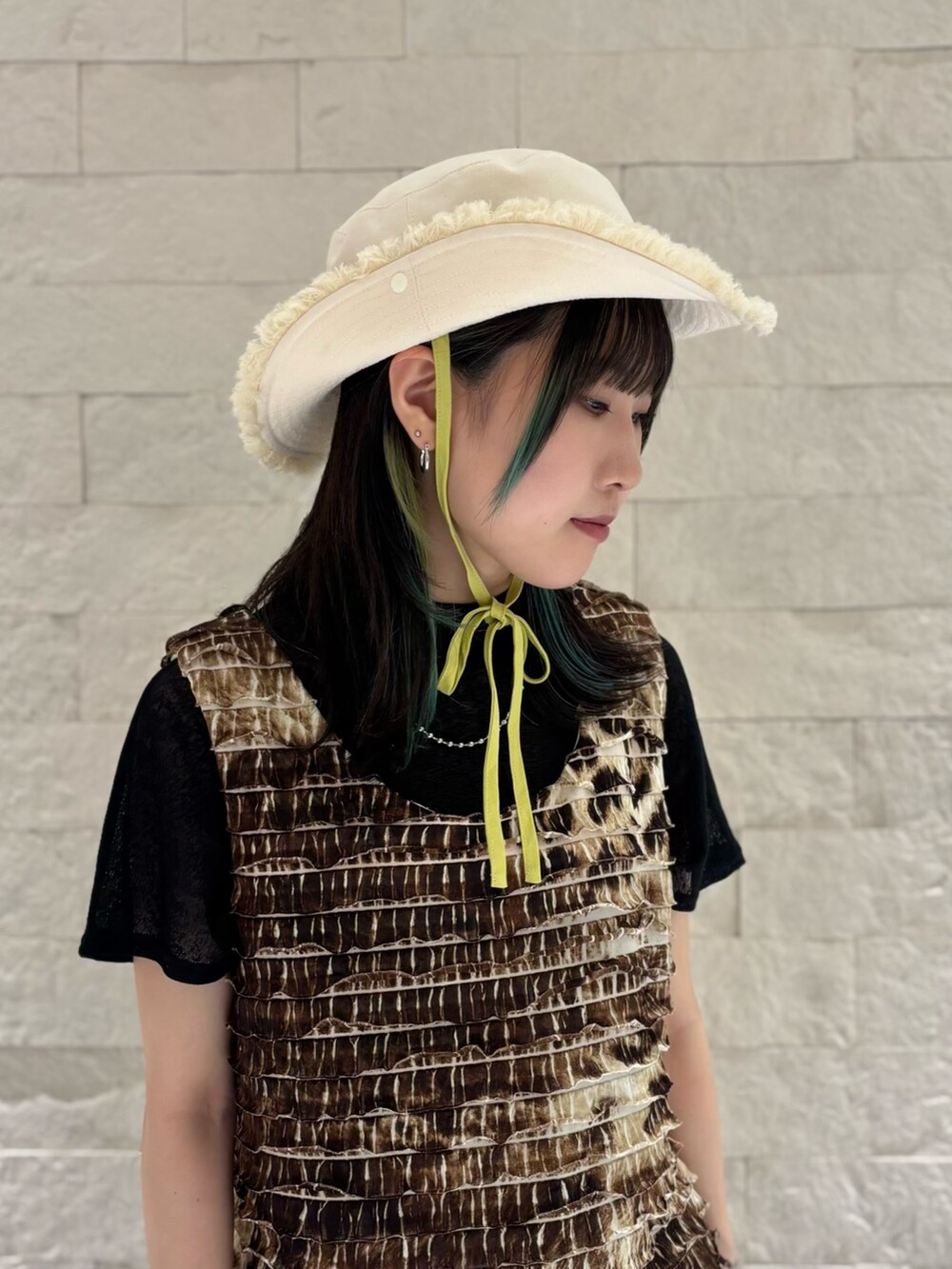 ブラウン系のキャミソール、グレー系のスラックス、ベージュ系のスニーカーを着用したレディースの夏コーディネートの4枚目の写真