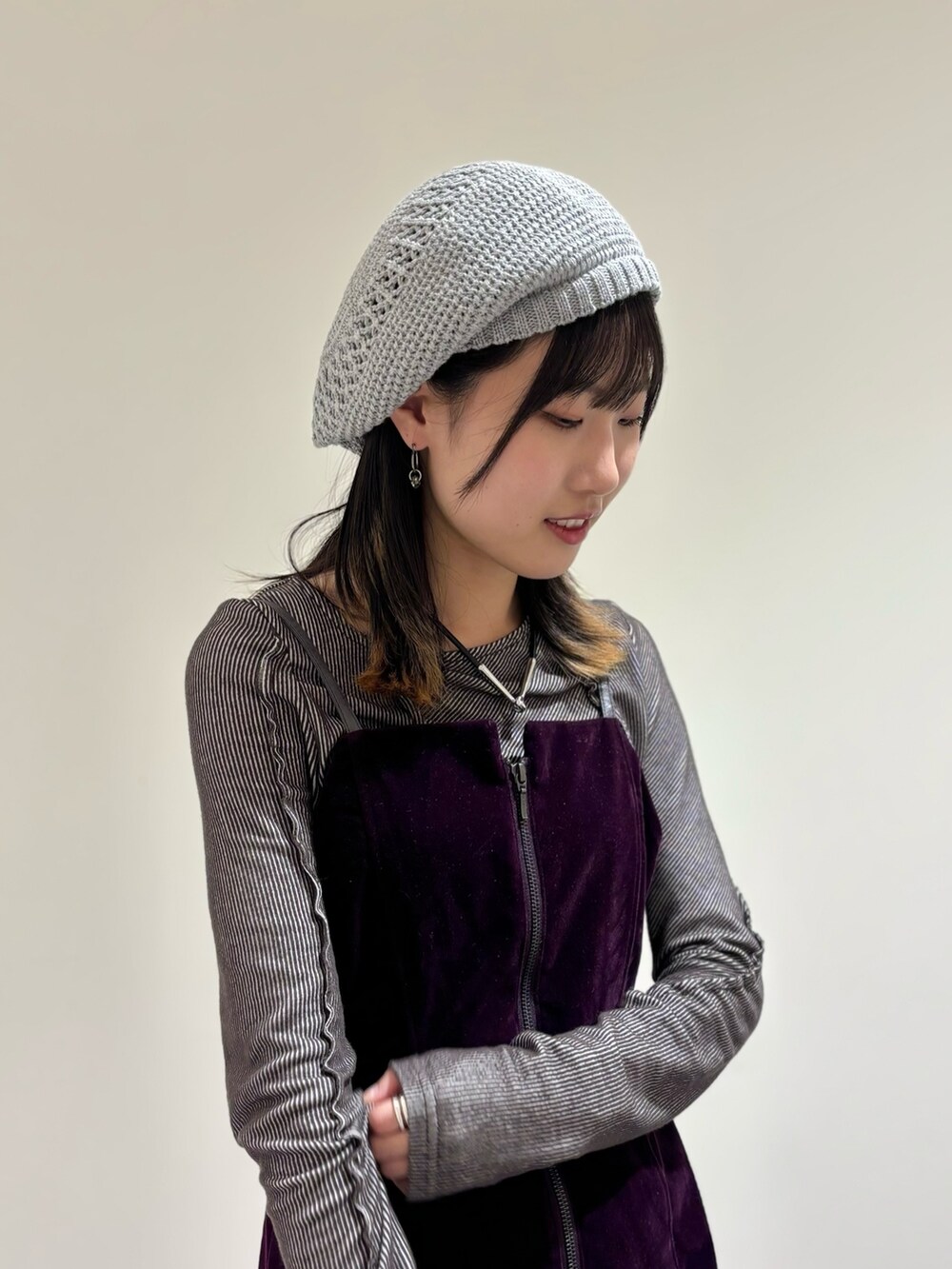 パープル系のTシャツ/カットソー、グレー系のTシャツ/カットソー、グレー系のパンツを着用したレディースの春コーディネートの3枚目の写真