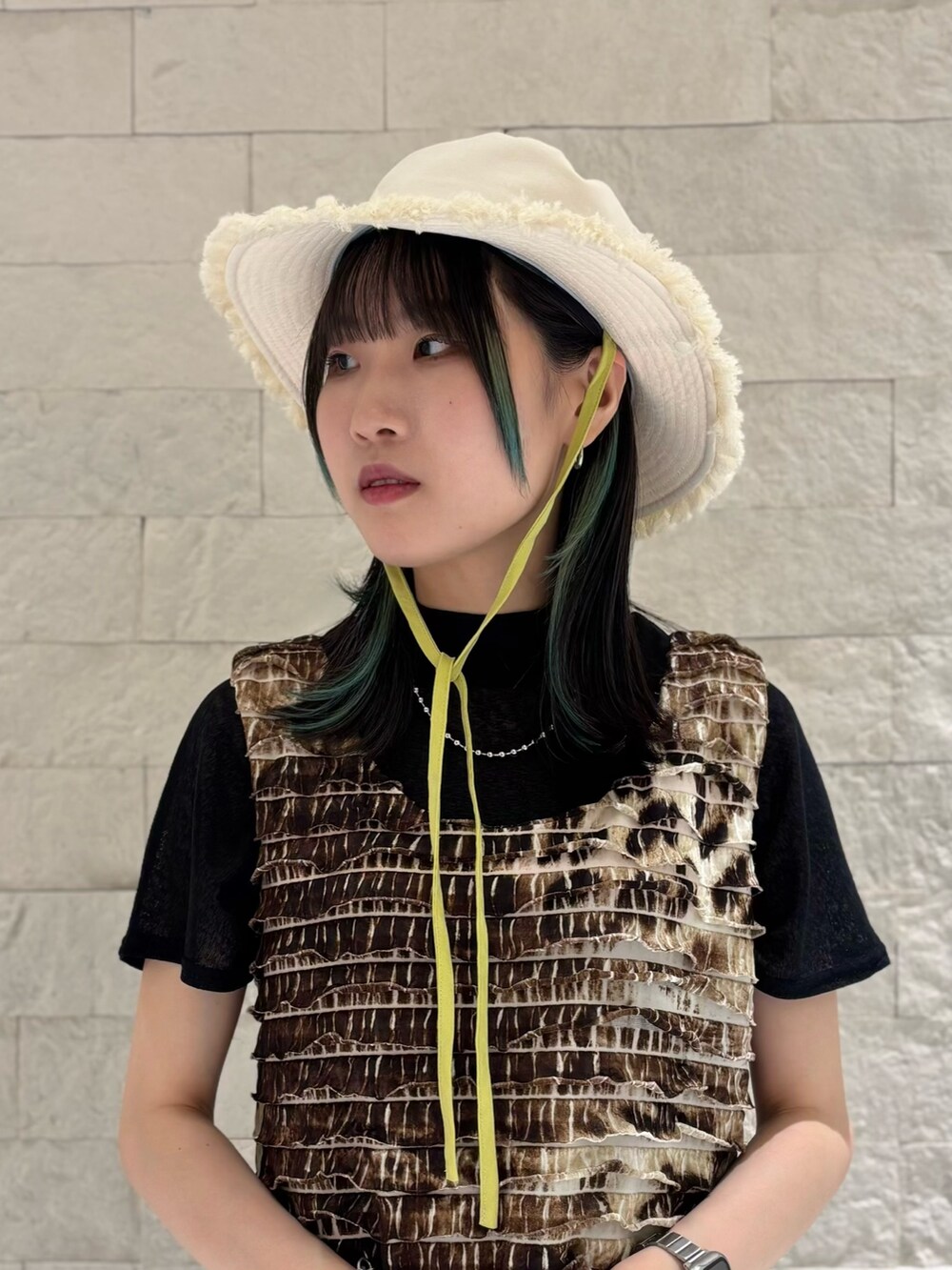 ブラウン系のキャミソール、グレー系のスラックス、ベージュ系のスニーカーを着用したレディースの夏コーディネートの5枚目の写真