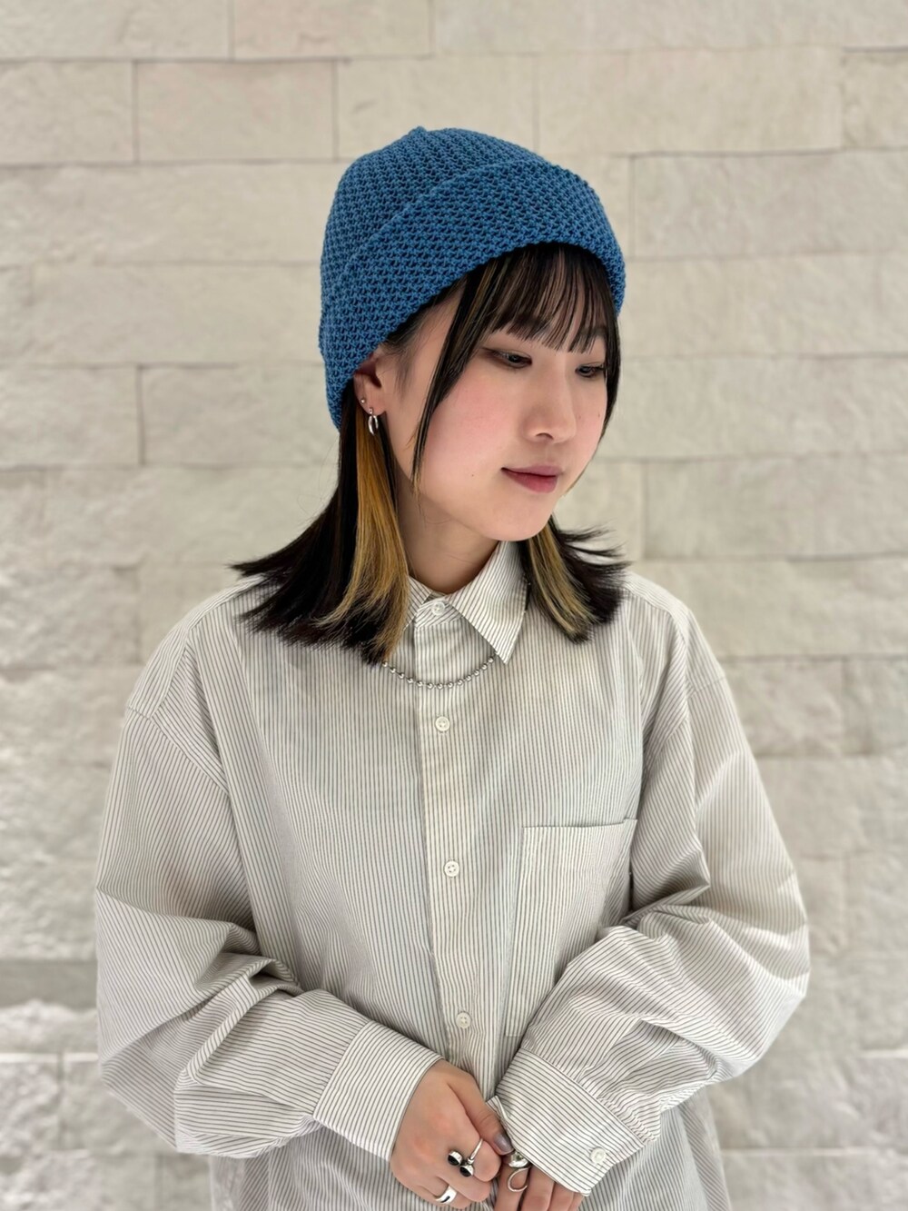 ホワイト系のシャツ/ブラウス、ブラック系のデニムスカート、グレー系のスニーカーを着用したレディースの春コーディネートの5枚目の写真