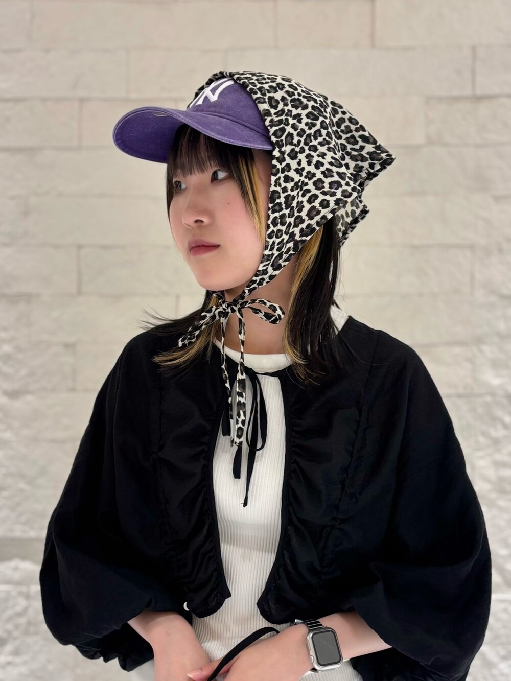 ブラック系のカーディガン/ボレロ、ブラック系のスニーカー、ブルー系のデニムパンツを着用したレディースの夏コーディネートの4枚目の写真
