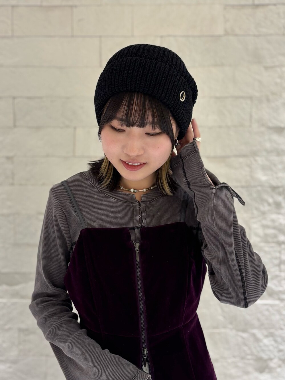 グレー系のTシャツ/カットソー、グレー系のその他パンツ、パープル系のTシャツ/カットソーを着用したレディースの冬コーディネートの2枚目の写真