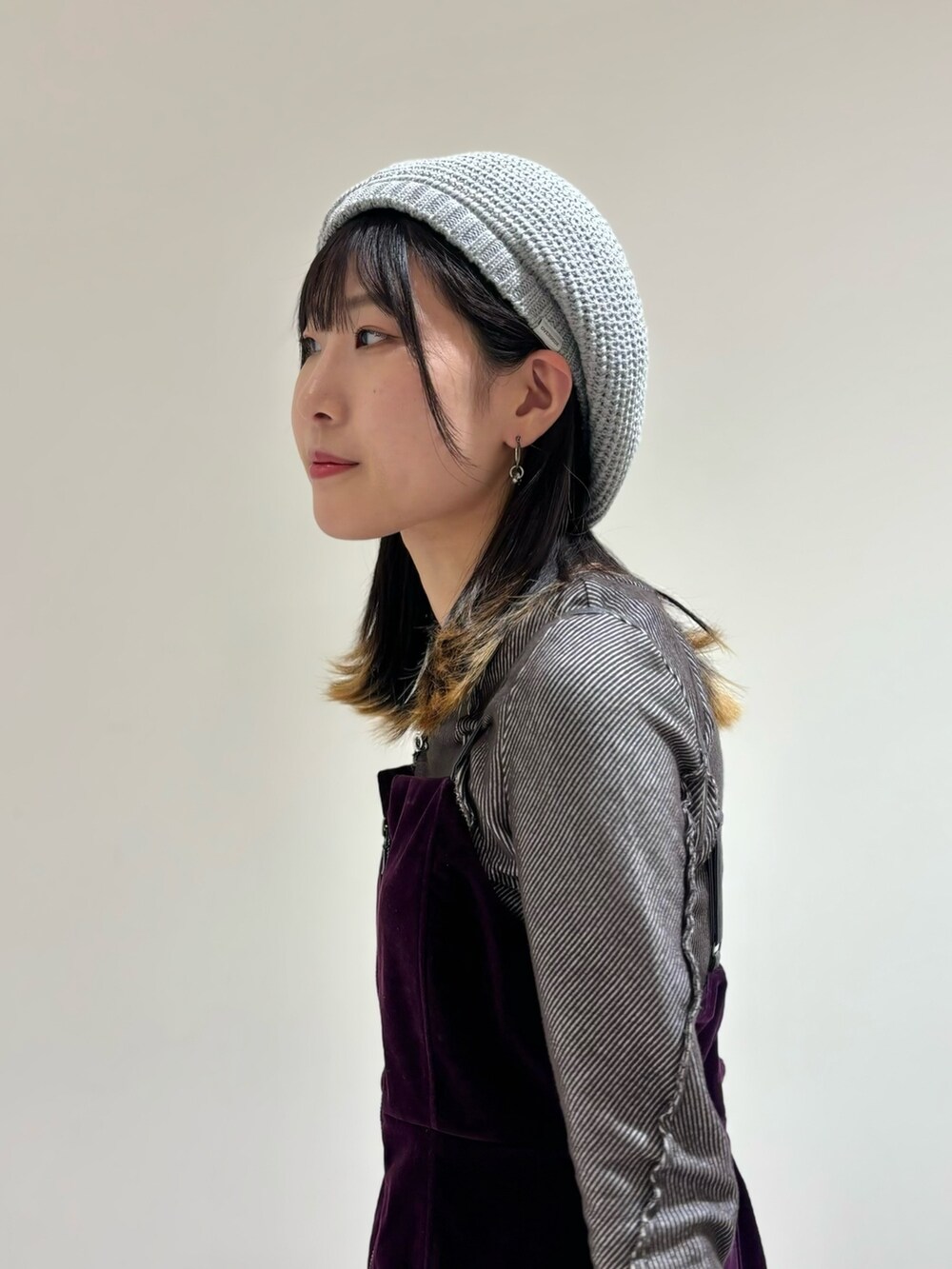 パープル系のTシャツ/カットソー、グレー系のTシャツ/カットソー、グレー系のパンツを着用したレディースの春コーディネートの2枚目の写真