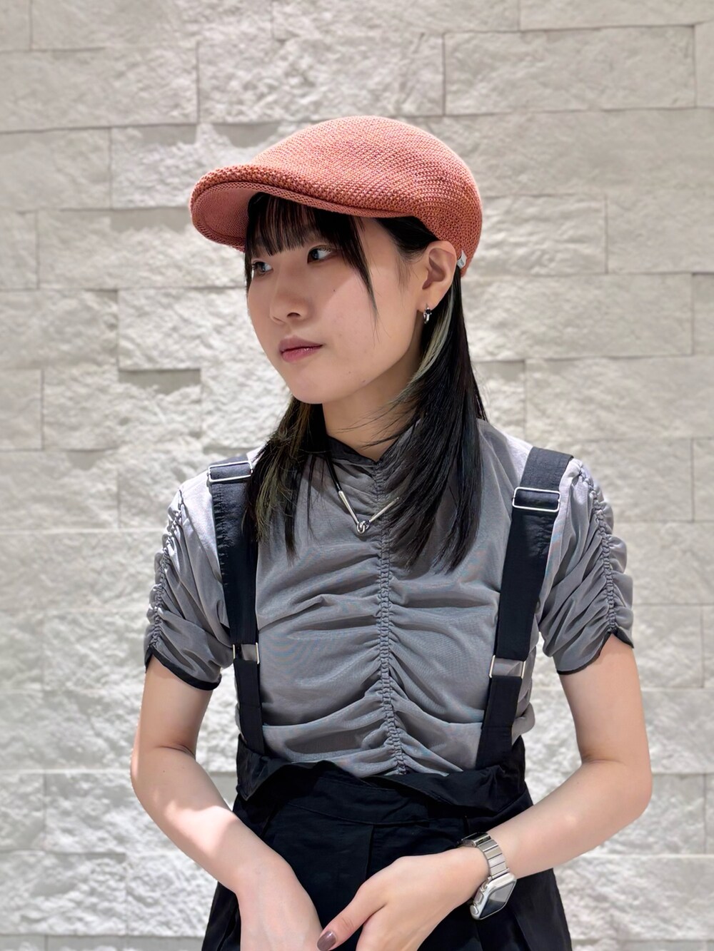 ブラック系のベスト、ブルー系のデニムパンツ、ベージュ系のスニーカーを着用したレディースの夏コーディネートの4枚目の写真