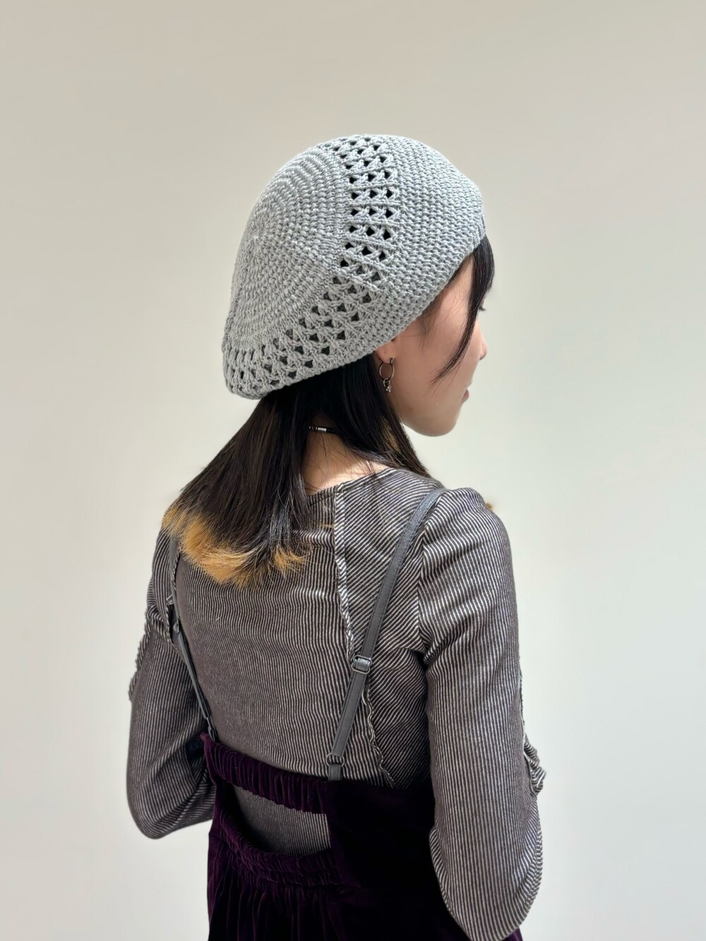 パープル系のTシャツ/カットソー、グレー系のTシャツ/カットソー、グレー系のパンツを着用したレディースの春コーディネートの4枚目の写真