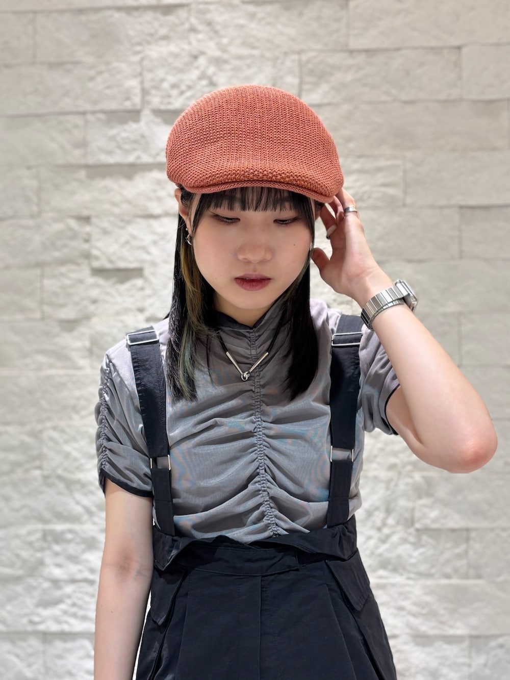 ブラック系のベスト、ブルー系のデニムパンツ、ベージュ系のスニーカーを着用したレディースの夏コーディネートの3枚目の写真