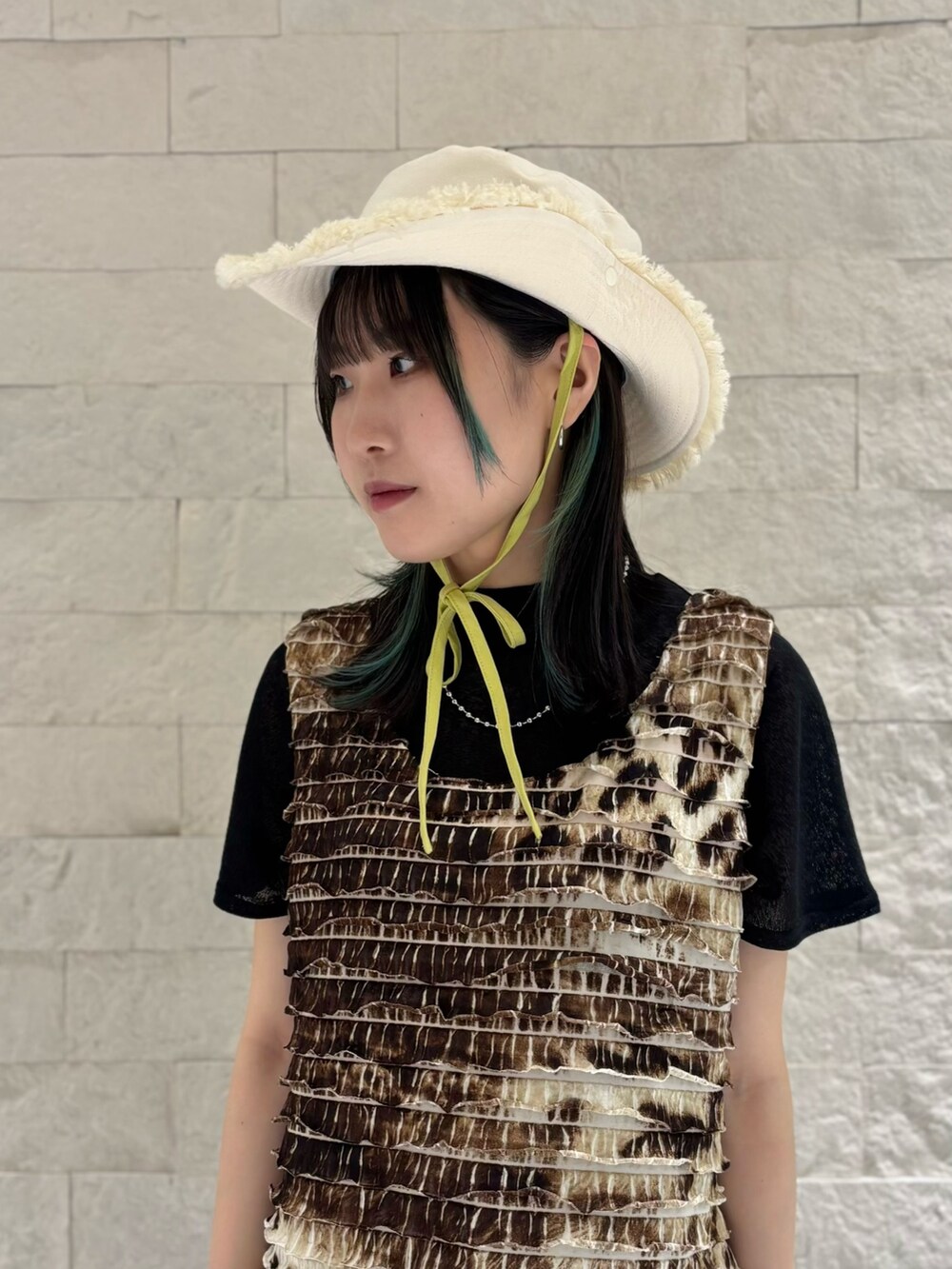 ブラウン系のキャミソール、グレー系のスラックス、ベージュ系のスニーカーを着用したレディースの夏コーディネートの3枚目の写真