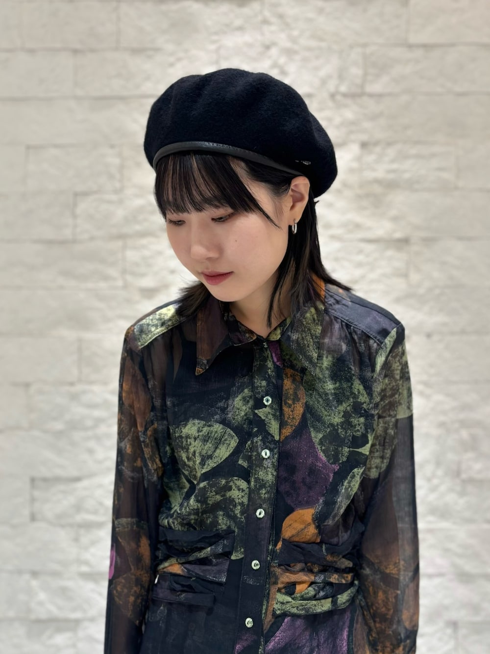 ブラック系のシャツ/ブラウス、ブルー系のデニムパンツ、グレー系のスニーカーを着用したレディースの秋コーディネートの4枚目の写真