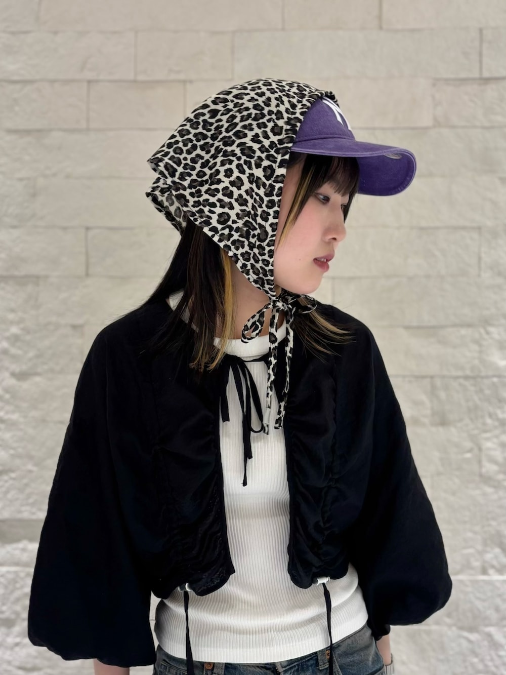 ブラック系のカーディガン/ボレロ、ブラック系のスニーカー、ブルー系のデニムパンツを着用したレディースの夏コーディネートの3枚目の写真