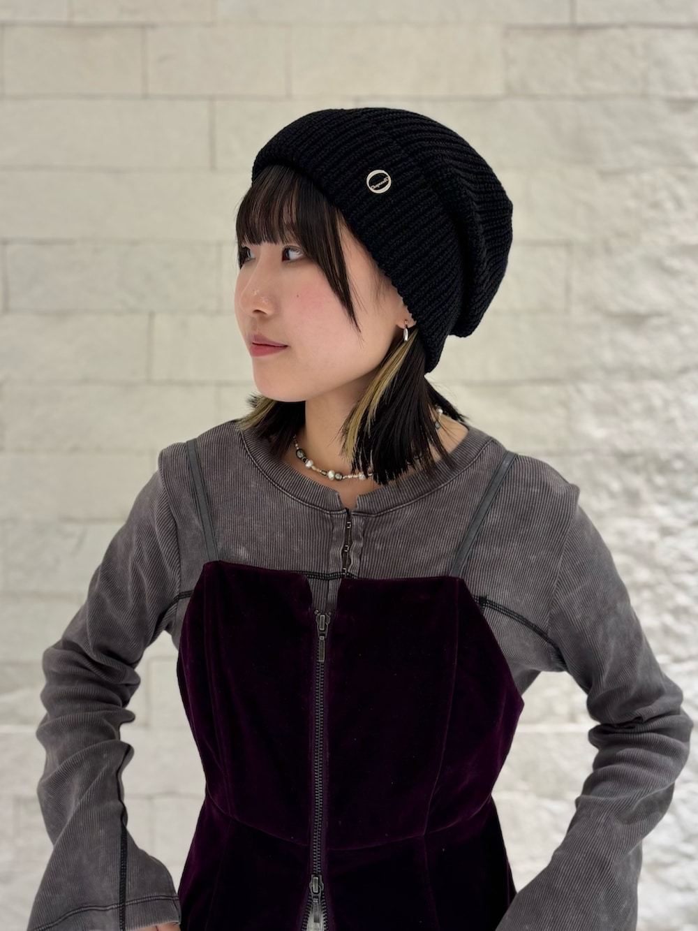 グレー系のTシャツ/カットソー、グレー系のその他パンツ、パープル系のTシャツ/カットソーを着用したレディースの冬コーディネートの3枚目の写真