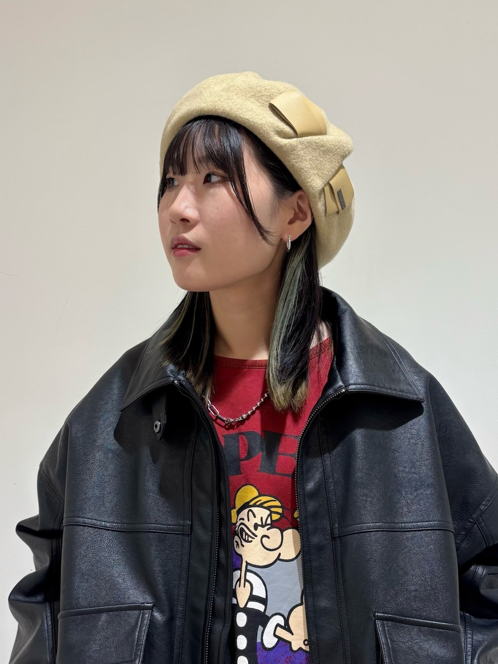ブラック系のジャケット/アウター、レッド系のスカート、ブラック系のスニーカーを着用したレディースの冬コーディネートの2枚目の写真