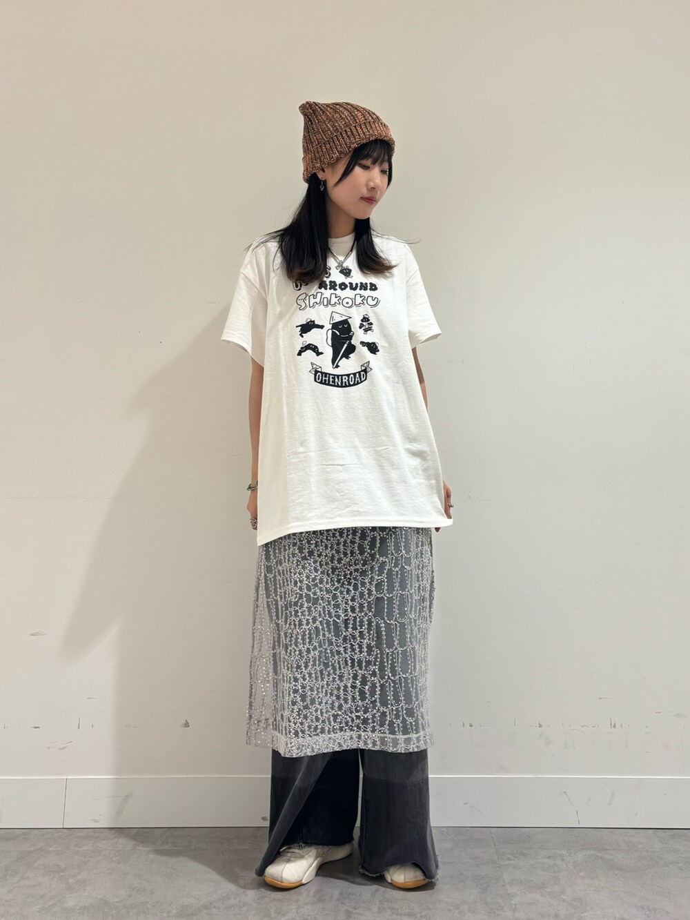 シルバー系のワンピース/ドレス、ブラック系のデニムパンツ、ベージュ系のスニーカーを着用したレディースの夏コーディネートの6枚目の写真