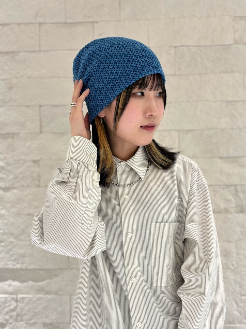 ホワイト系のシャツ/ブラウス、ブラック系のデニムスカート、グレー系のスニーカーを着用したレディースの春コーディネートの2枚目の写真