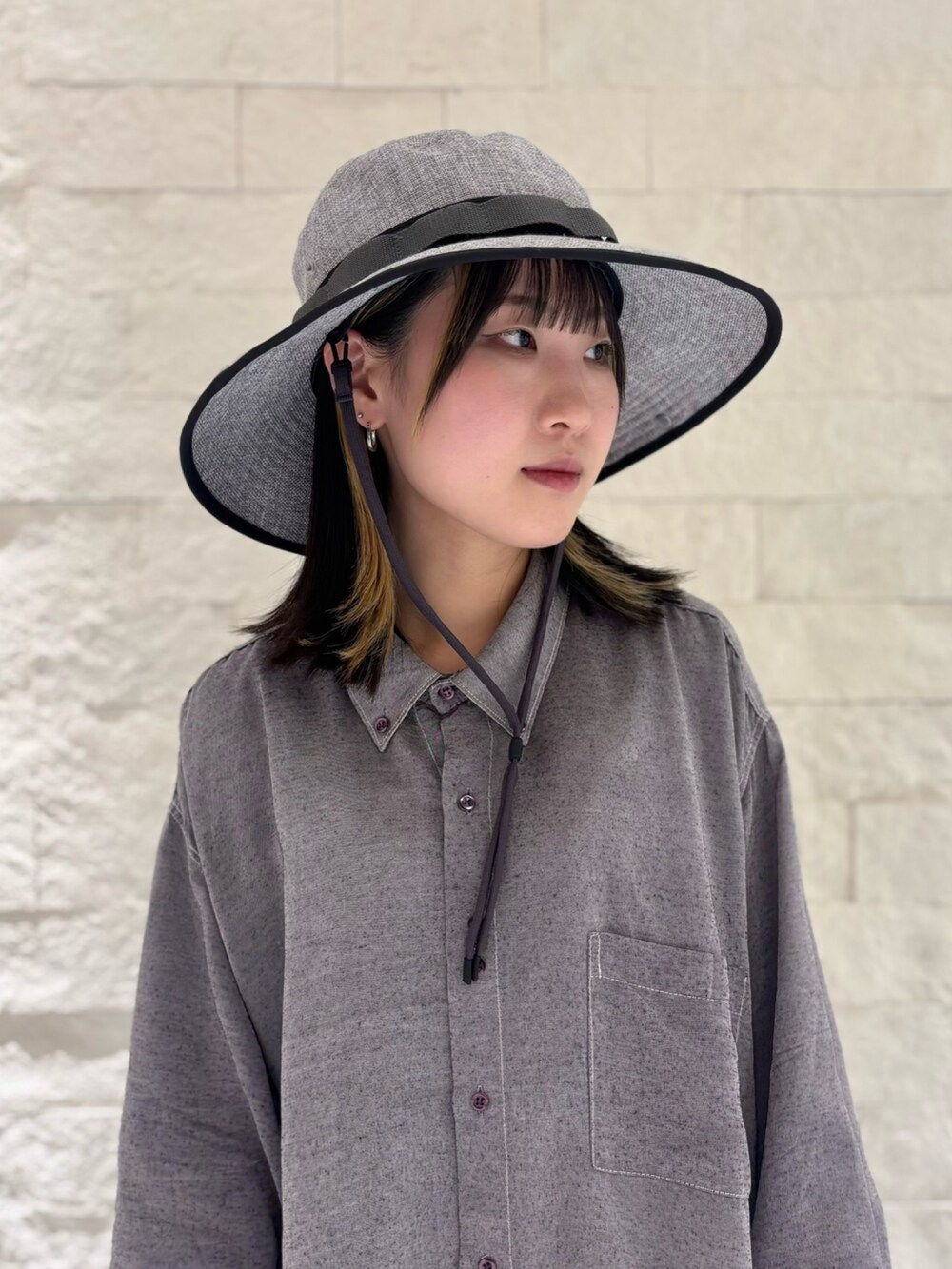 グレー系のシャツ/ブラウス、シルバー系のワンピース/ドレス、ブラック系のデニムパンツを着用したレディースの春コーディネートの5枚目の写真