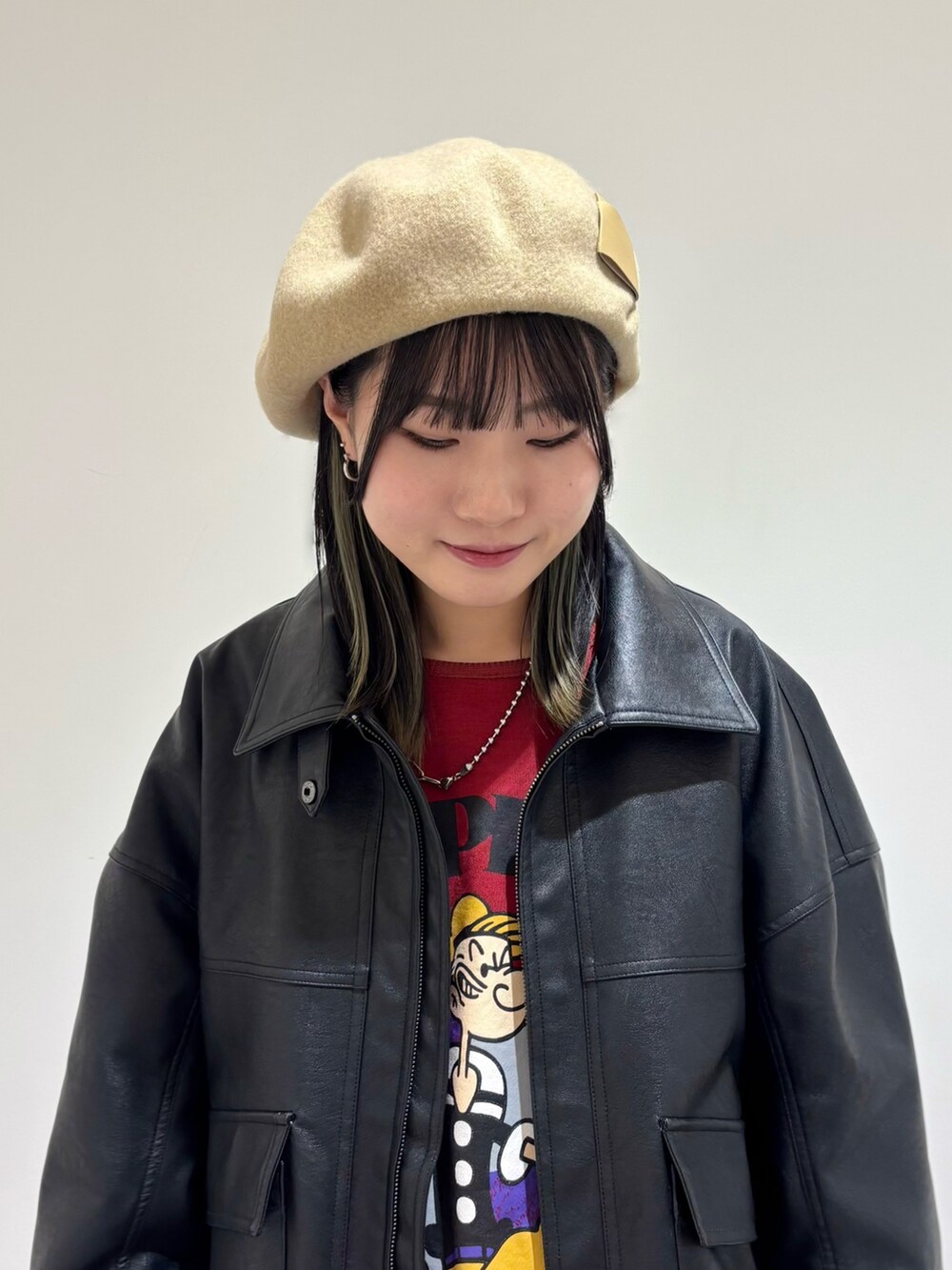 ブラック系のジャケット/アウター、レッド系のスカート、ブラック系のスニーカーを着用したレディースの冬コーディネートの3枚目の写真