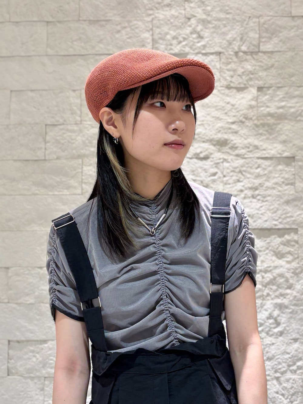 ブラック系のベスト、ブルー系のデニムパンツ、ベージュ系のスニーカーを着用したレディースの夏コーディネートの2枚目の写真