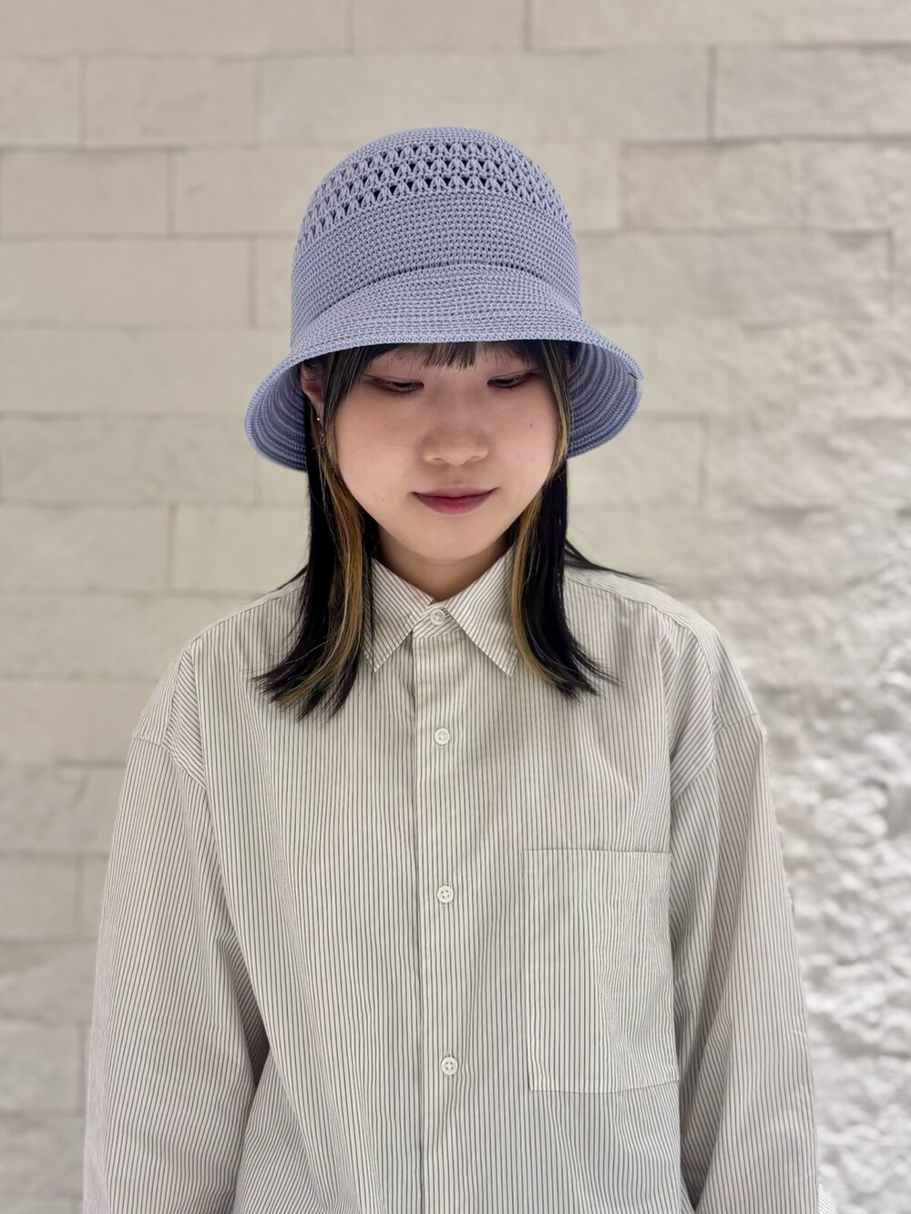 ホワイト系のシャツ/ブラウス、グレー系のスカート、ブラック系のシューズを着用したレディースの夏コーディネートの4枚目の写真